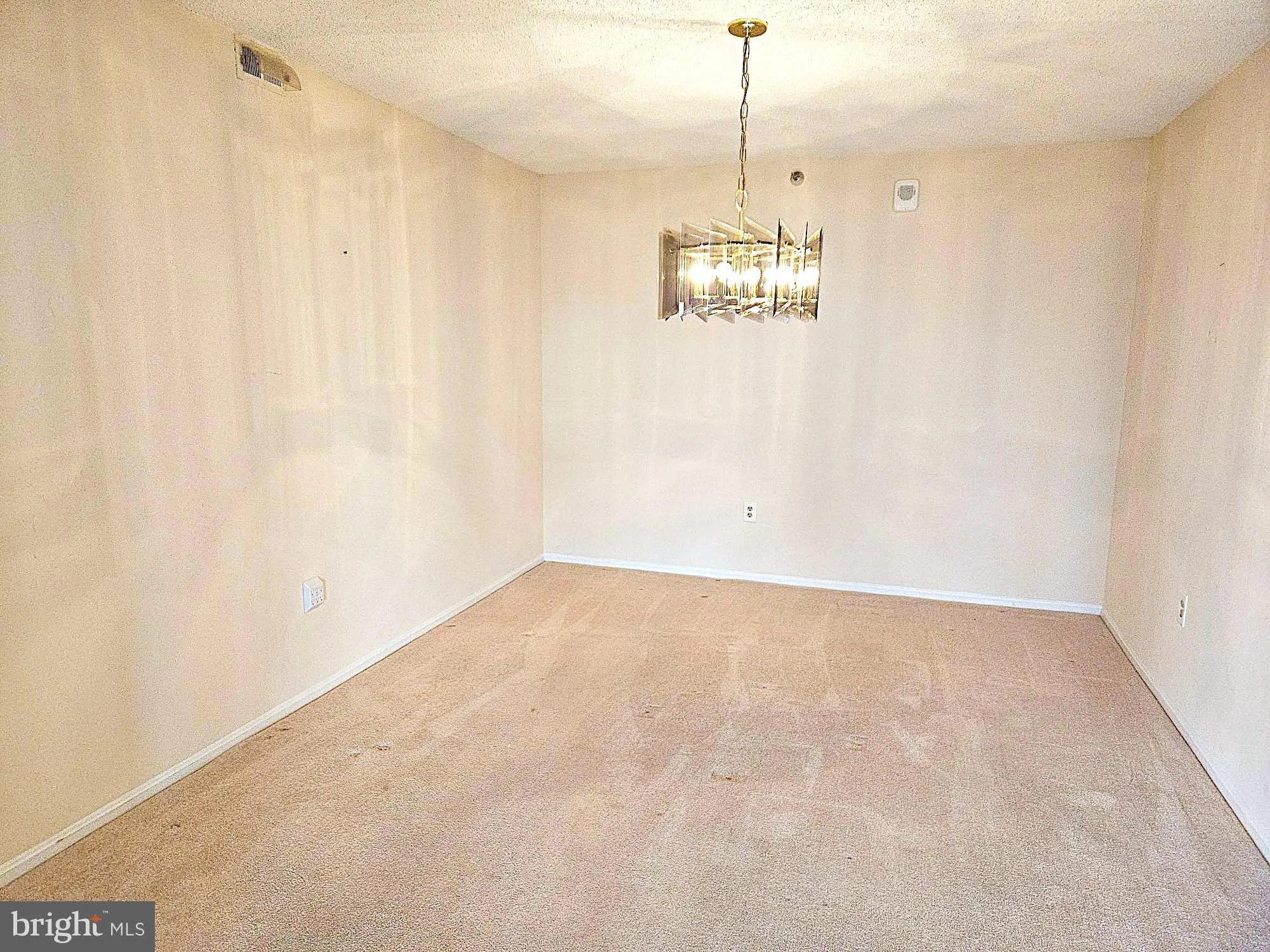 Property Slideshow image 6 of 35 | 15107 interlachen dr 2-815, Silver Spring, MD, 20906