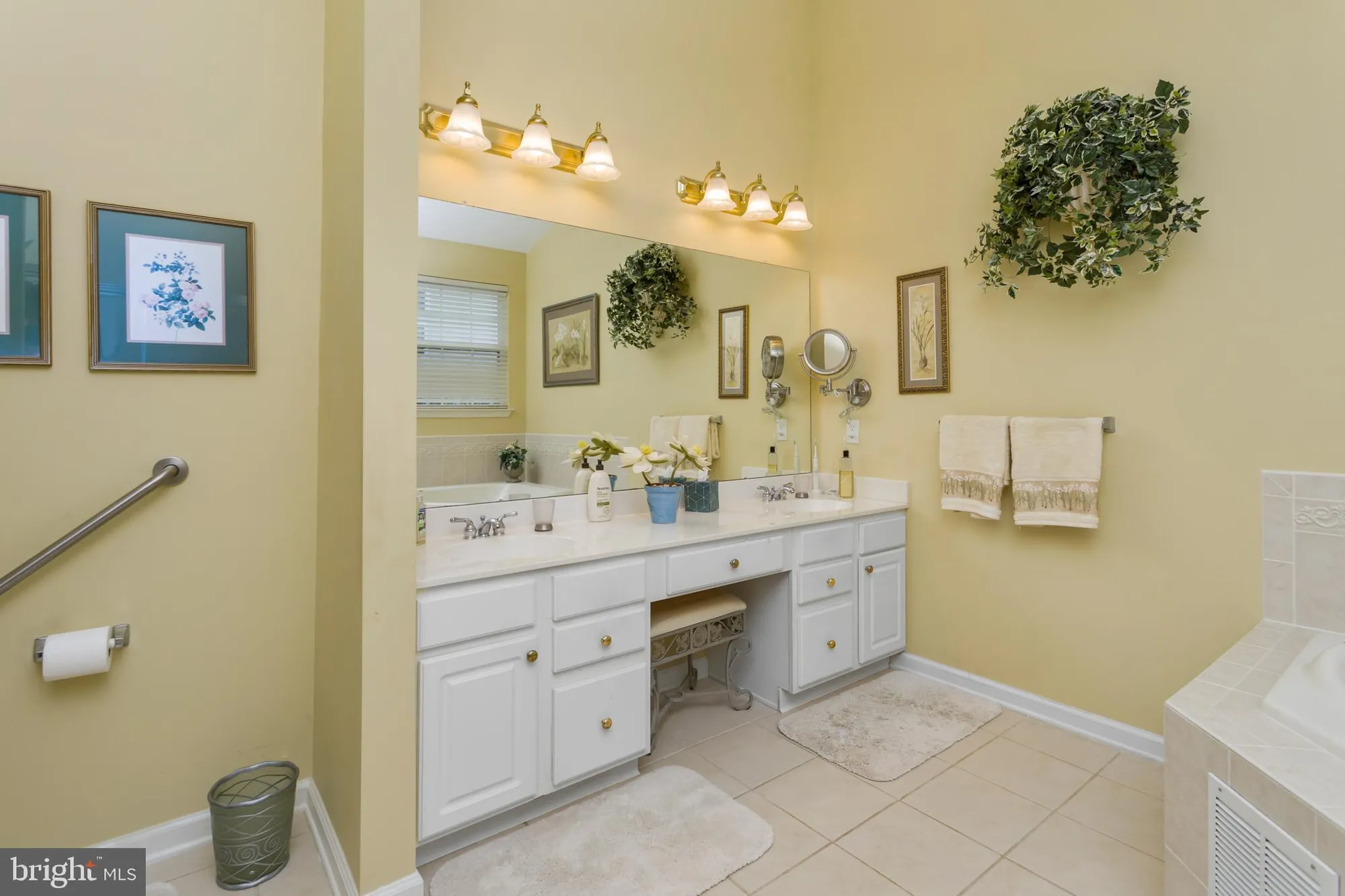 Property Slideshow image 18 of 44 | 10 powderhorn way, Allentown, NJ, 08501