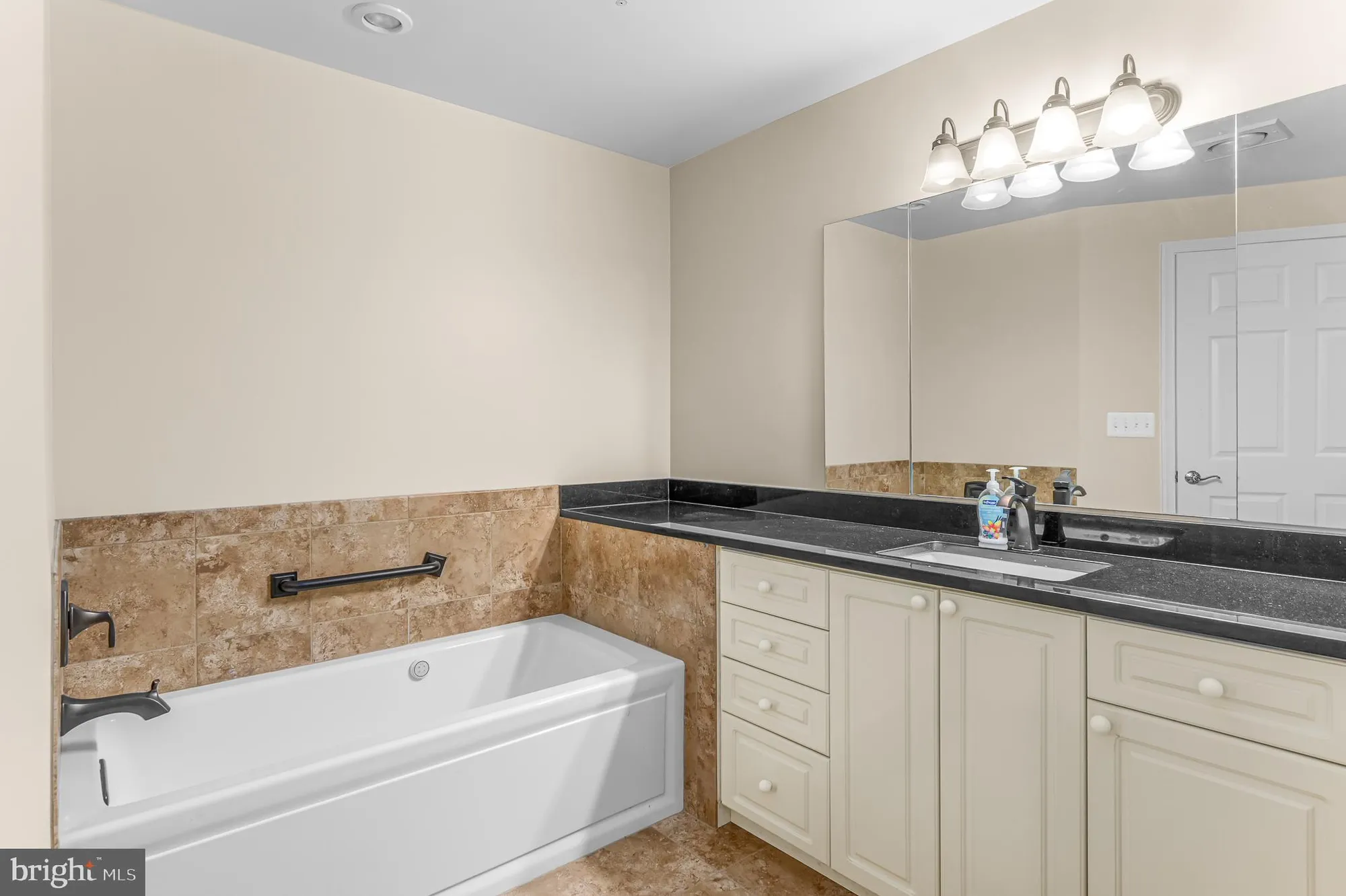 Property Slideshow image 26 of 39 | 19360 magnolia grove sq unit 316, Leesburg, VA, 20176