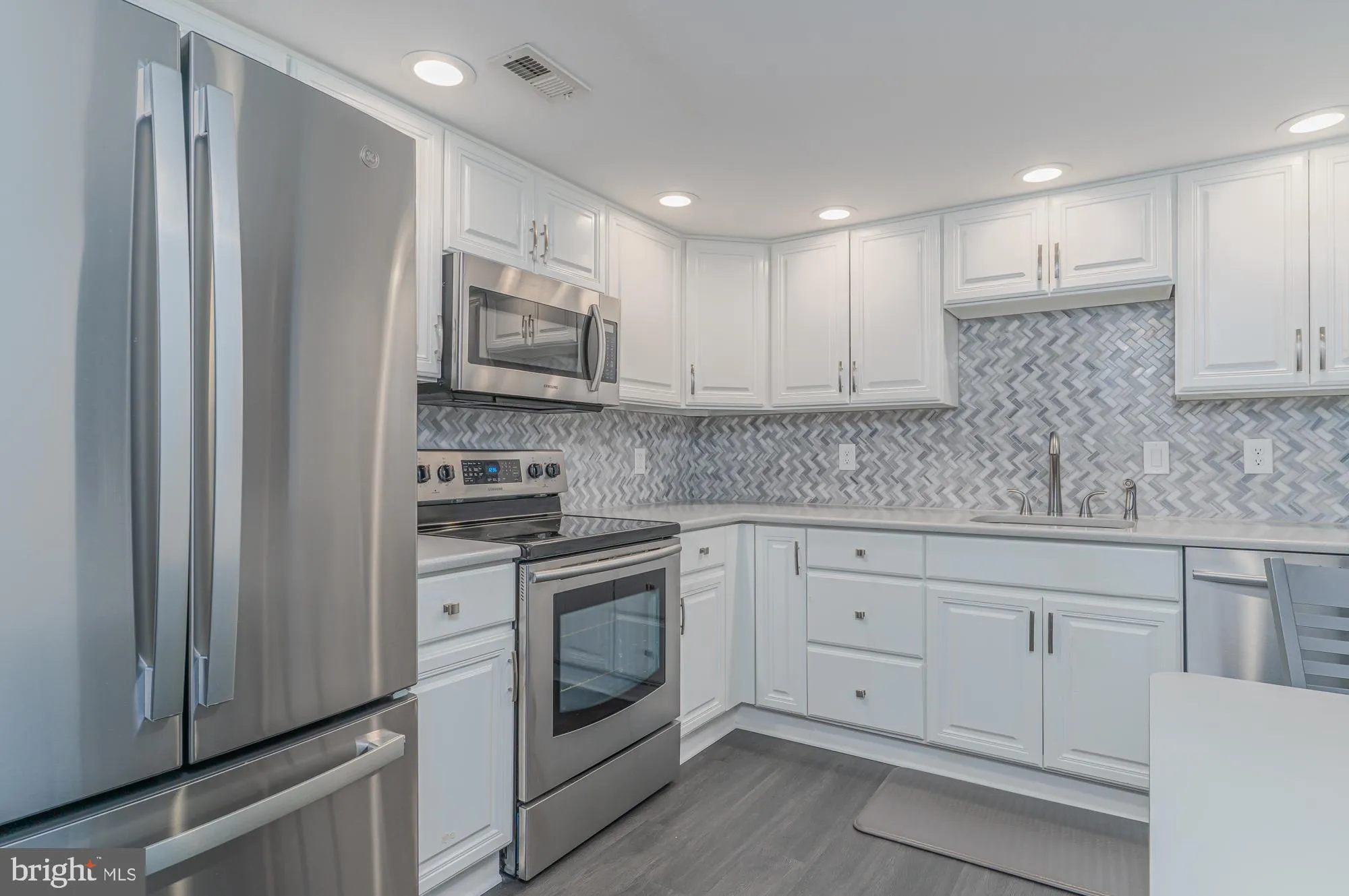 Property Slideshow image 6 of 48 | 9108 centennial sta # 910, Warminster, PA, 18974