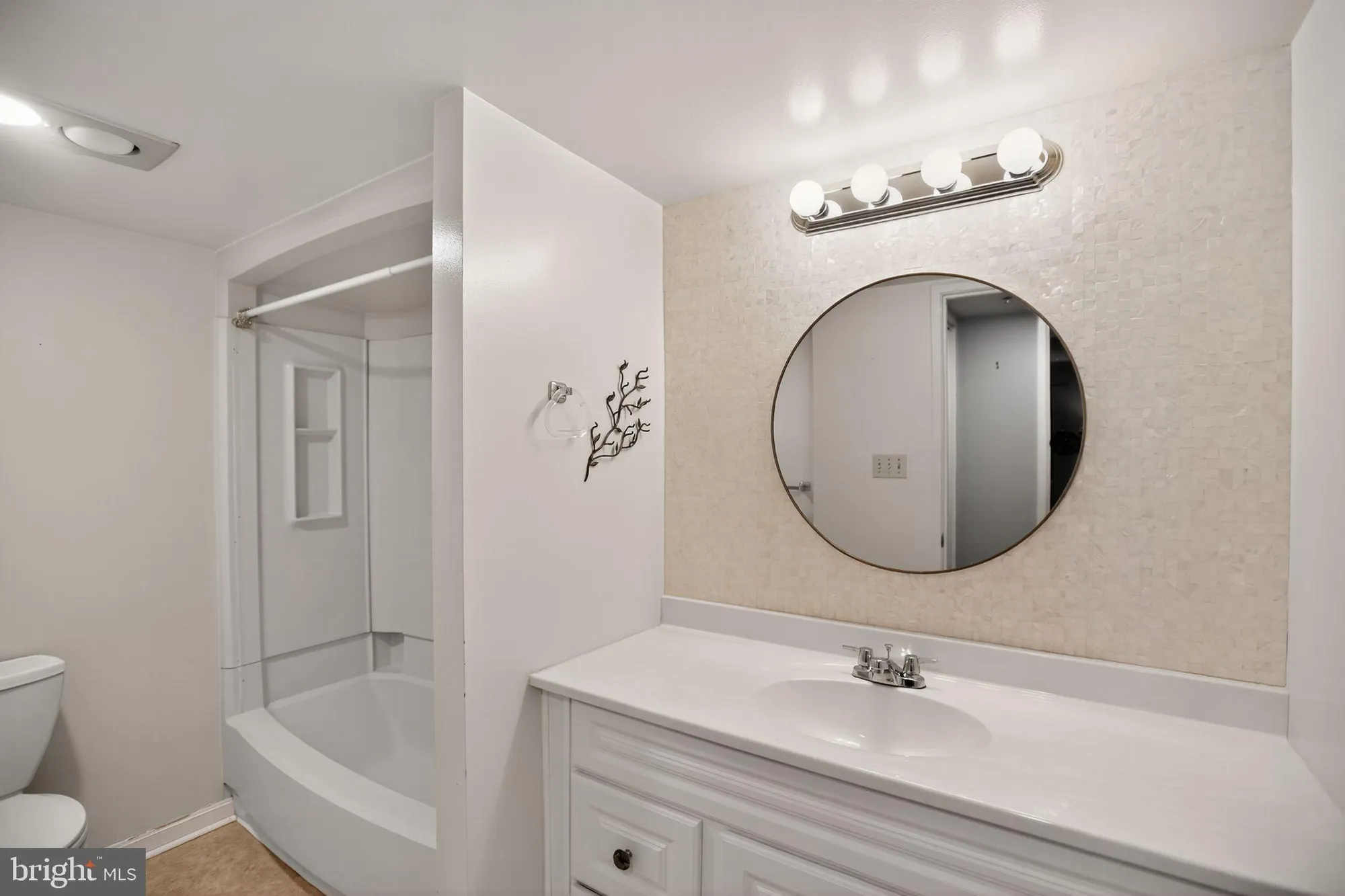 Property Slideshow image 25 of 31 | 15101 interlachen dr 1-102, Silver Spring, MD, 20906