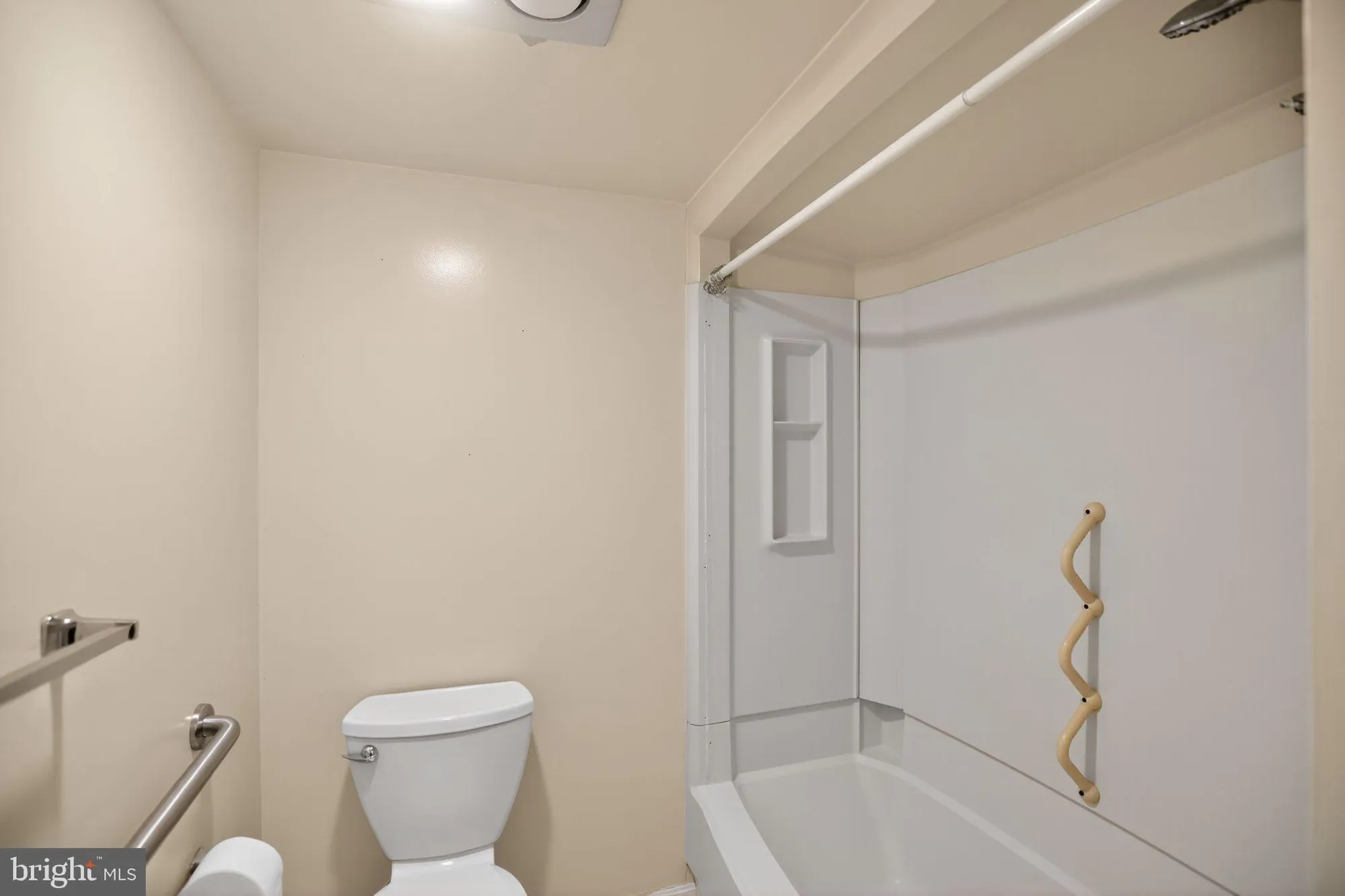 Property Slideshow image 26 of 31 | 15101 interlachen dr 1-102, Silver Spring, MD, 20906