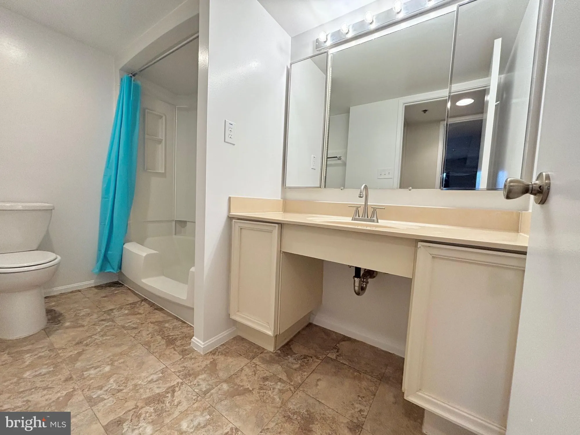 Property Slideshow image 8 of 13 | 15107 interlachen dr 2-702, Silver Spring, MD, 20906