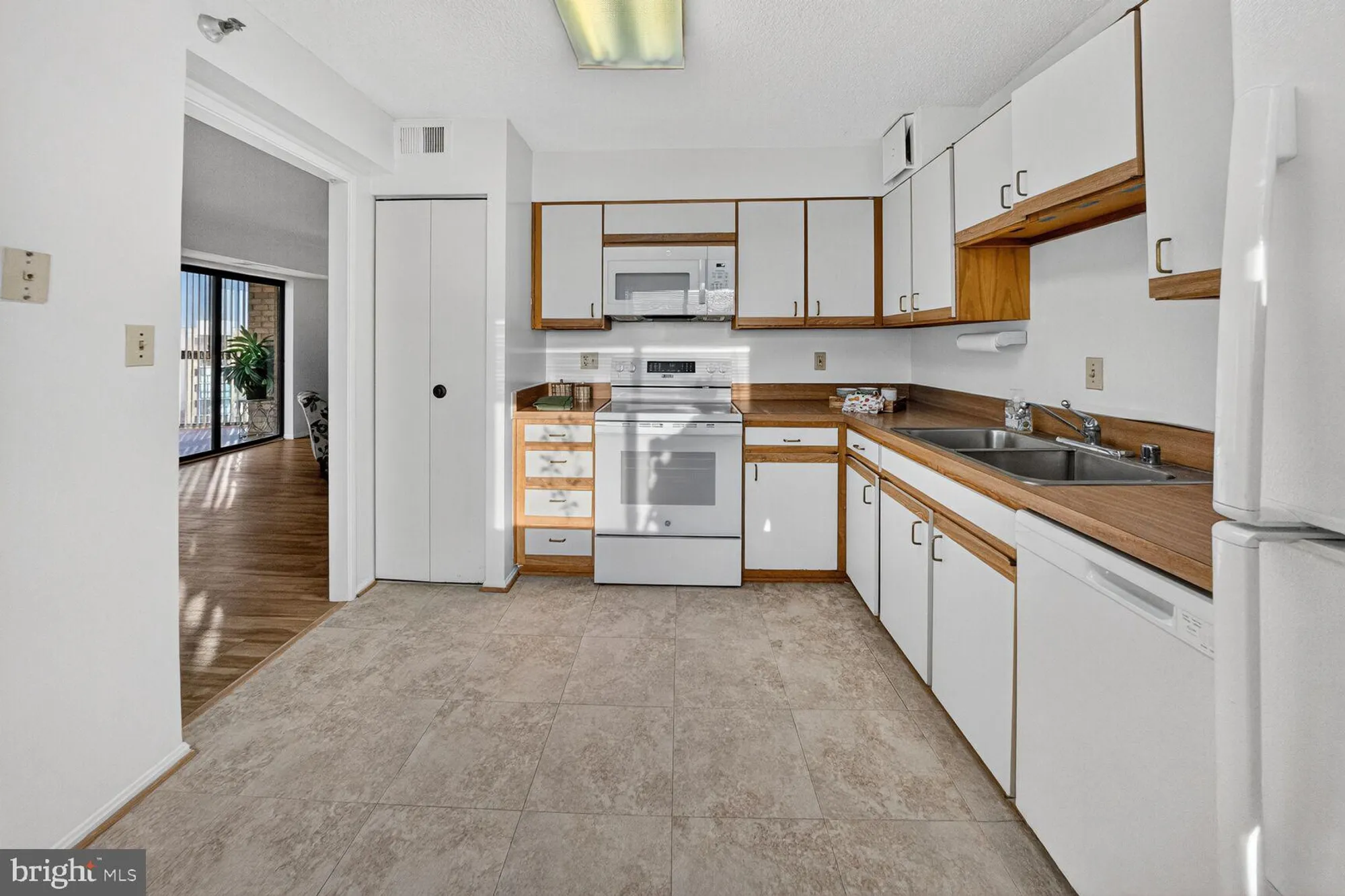 Property Slideshow image 4 of 38 | 15107 interlachen dr 2-1025, Silver Spring, MD, 20906