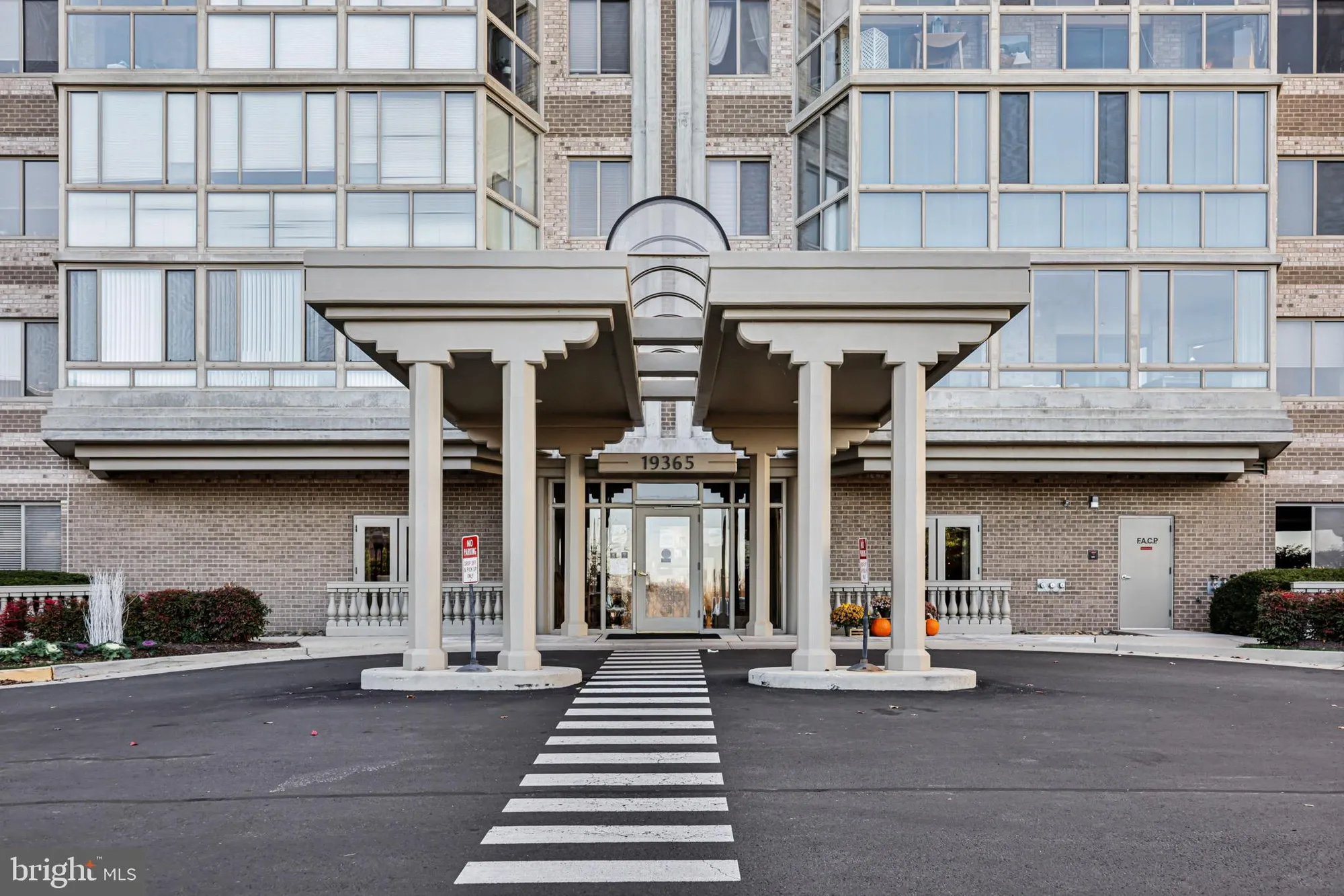 Property Slideshow image 3 of 29 | 19365 cypress ridge ter unit 621, Leesburg, VA, 20176