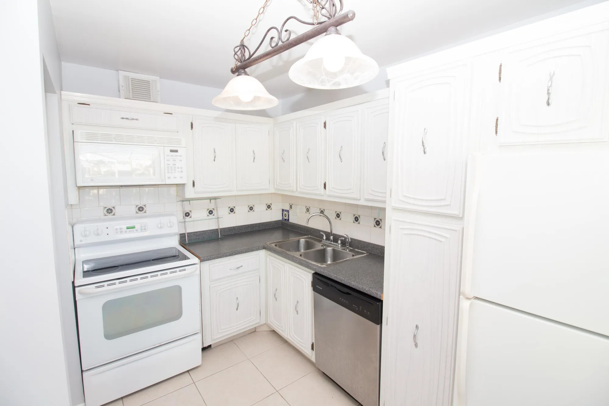 Property Slideshow image 3 of 10 | 19 colonial club dr apt 204, Boynton Beach, FL, 33435