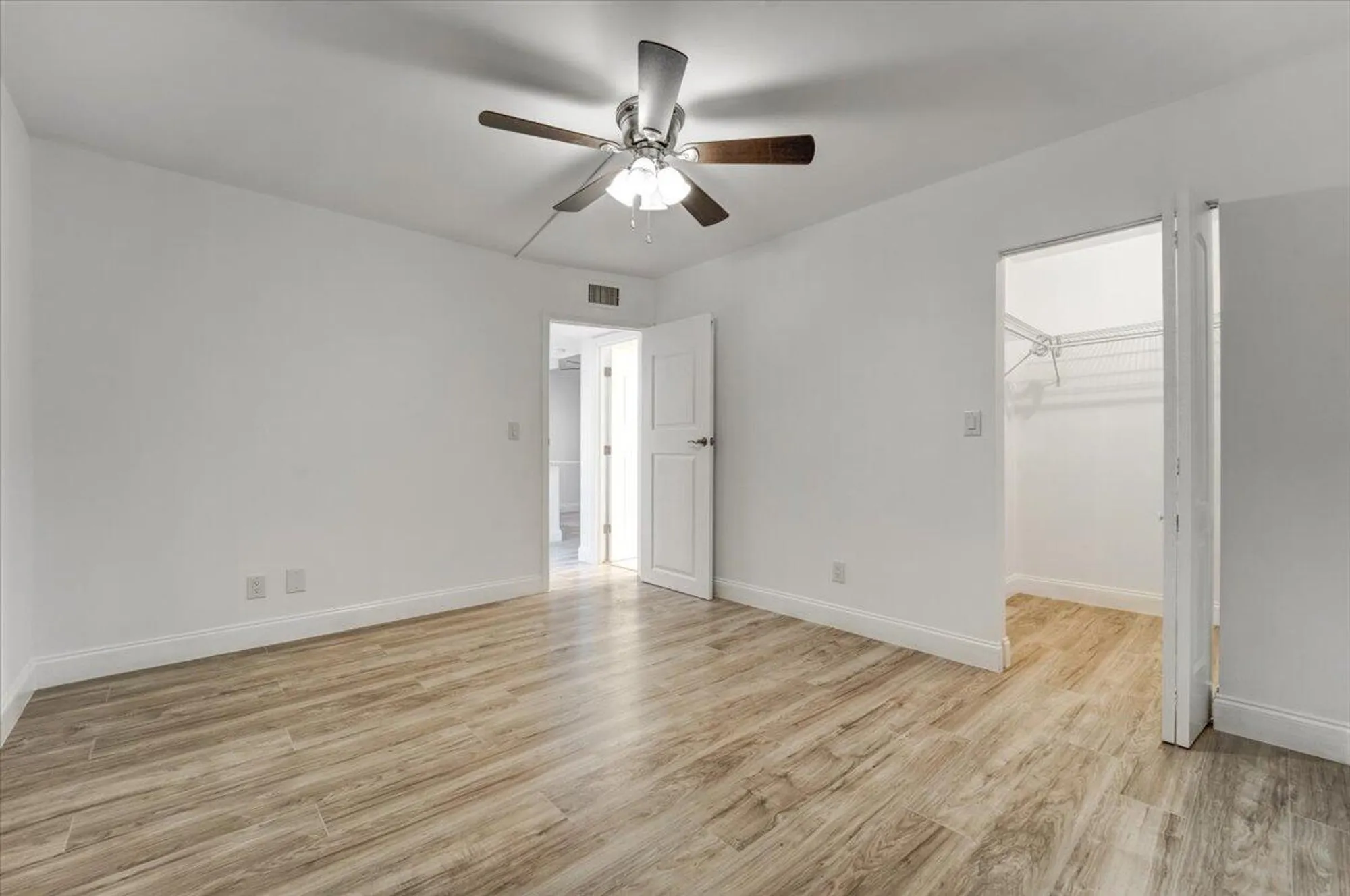 Property Slideshow image 10 of 19 | 3601 inverrary dr 102, Lauderhill, FL, 33319