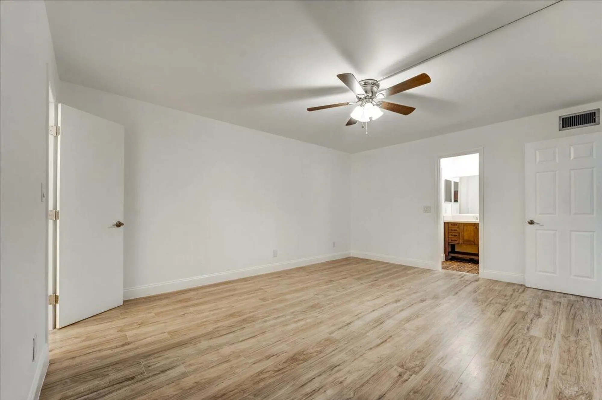 Property Slideshow image 11 of 19 | 3601 inverrary dr 102, Lauderhill, FL, 33319