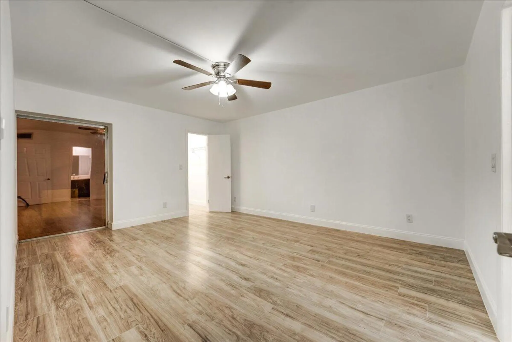 Property Slideshow image 12 of 19 | 3601 inverrary dr 102, Lauderhill, FL, 33319