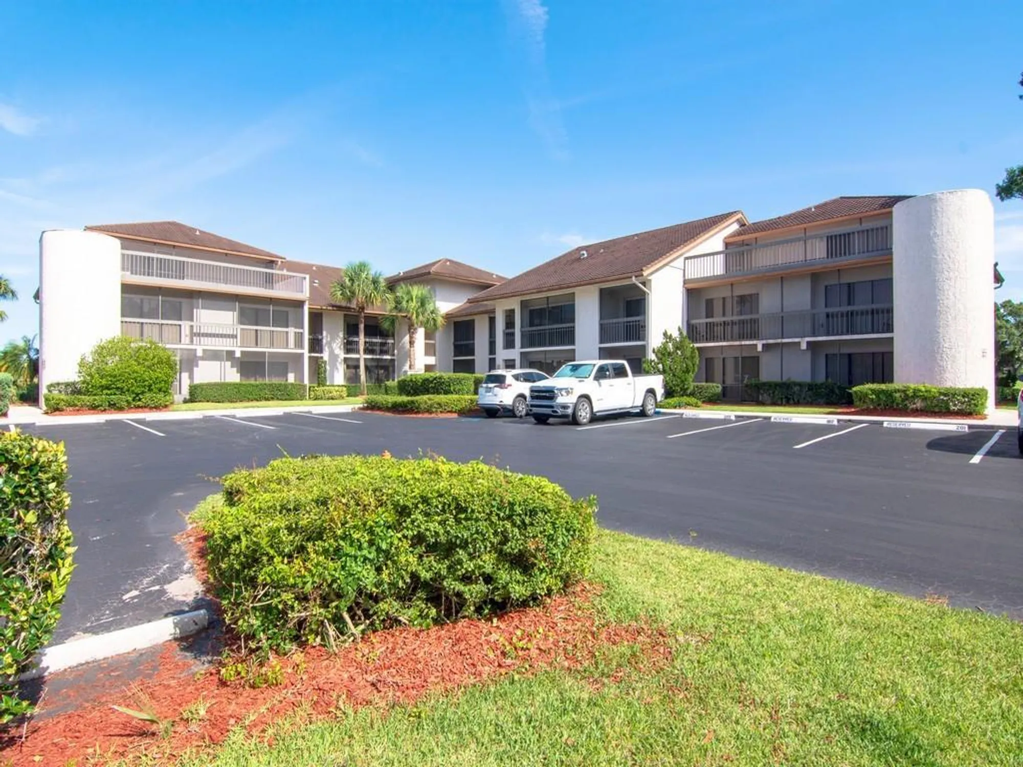 Property Slideshow image 2 of 35 | 3200 twin lakes ter apt 202, Fort Pierce, FL, 34951