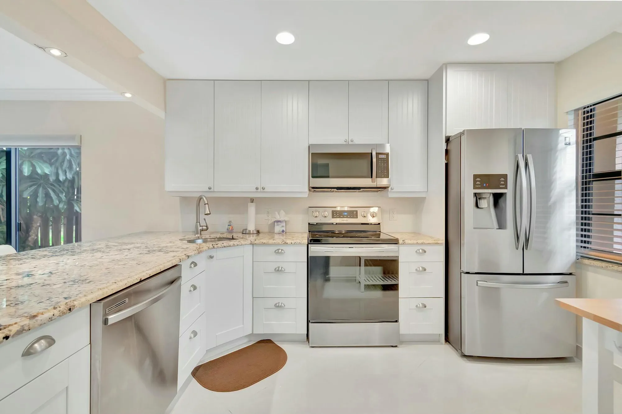 Property Slideshow image 4 of 37 | 7898 eastlake dr apt 7g, Boca Raton, FL, 33433