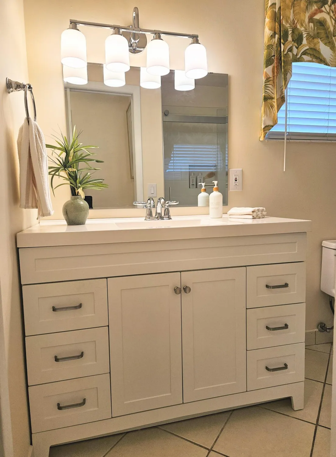 Property Slideshow image 9 of 23 | 2592 dudley dr d, West Palm Beach, FL, 33415