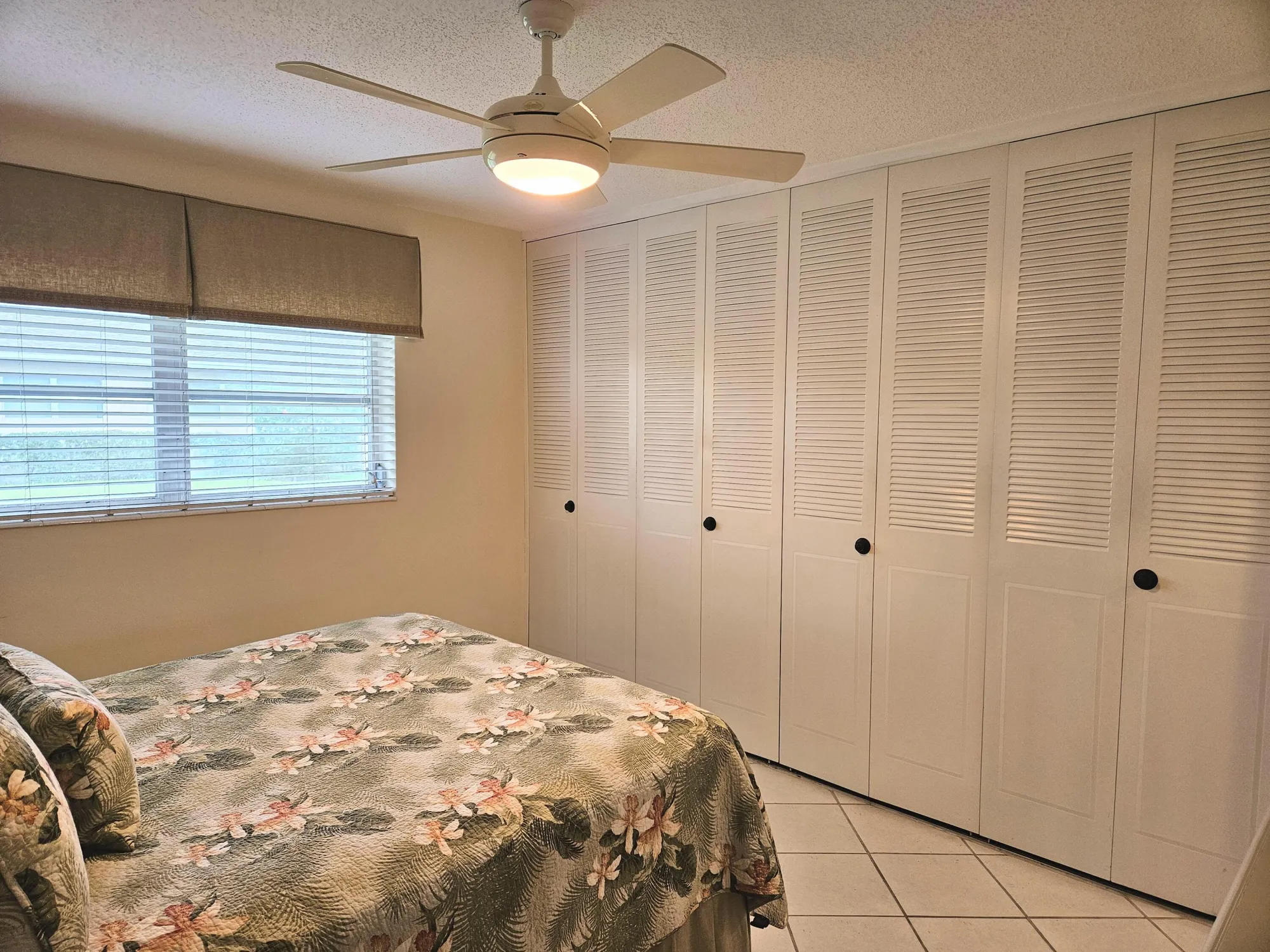 Property Slideshow image 10 of 23 | 2592 dudley dr d, West Palm Beach, FL, 33415