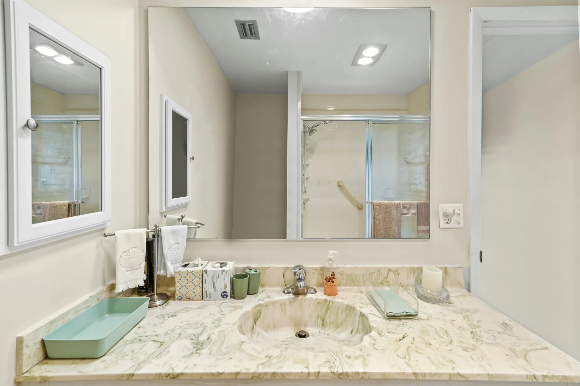 Property Slideshow image 19 of 28 | 674 laconia cir, Lake Worth, FL, 33467