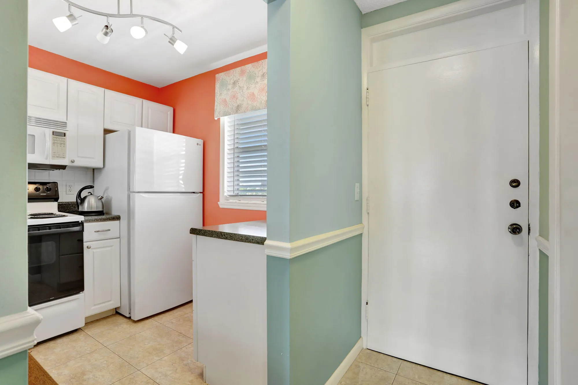 Property Slideshow image 9 of 68 | 3051 nw 46th ave 406, Lauderdale Lakes, FL, 33313