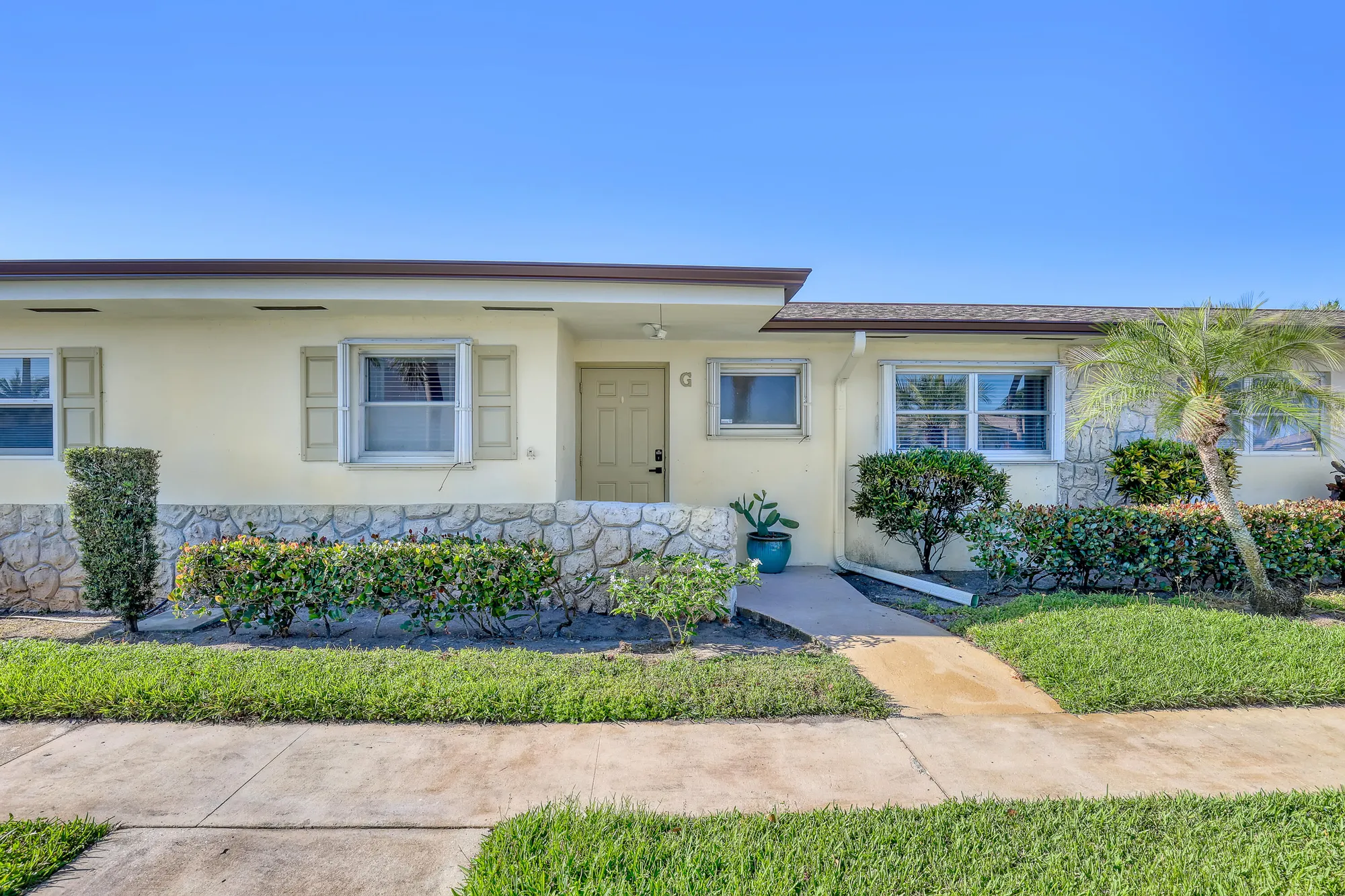 Property Slideshow image 2 of 48 | 2894 crosley dr g, West Palm Beach, FL, 33415