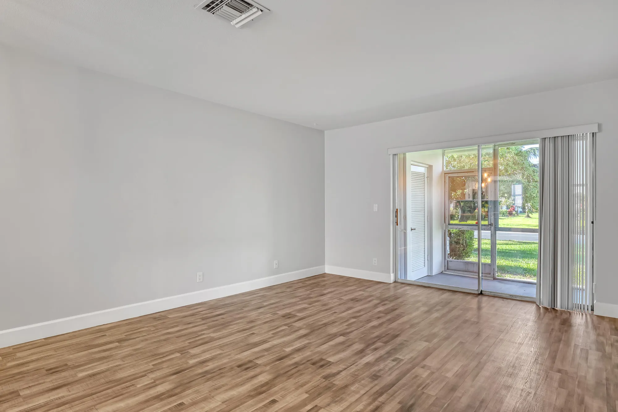 Property Slideshow image 14 of 48 | 2894 crosley dr g, West Palm Beach, FL, 33415