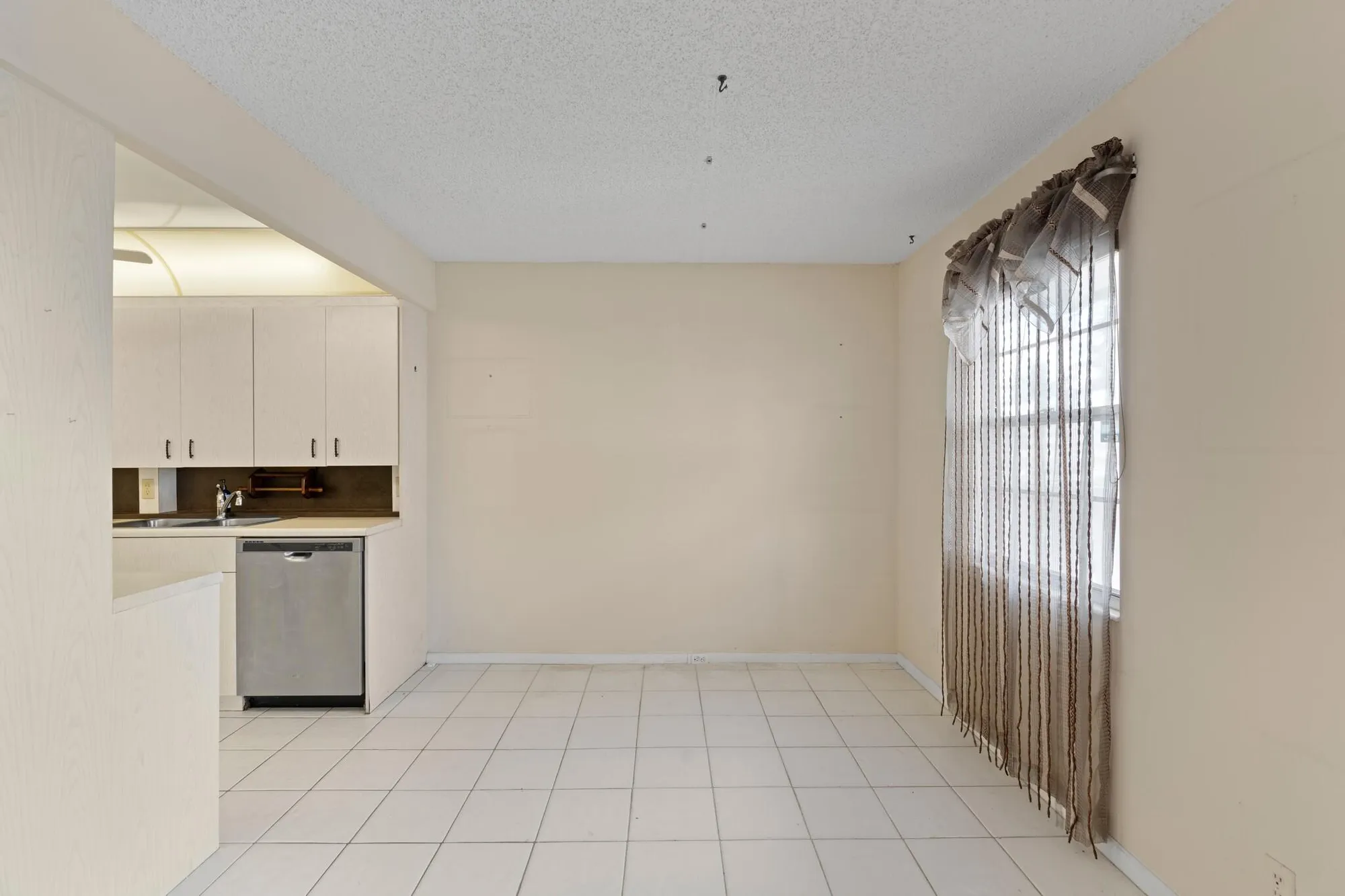 Property Slideshow image 9 of 32 | 2023 guildford b b, Boca Raton, FL, 33434