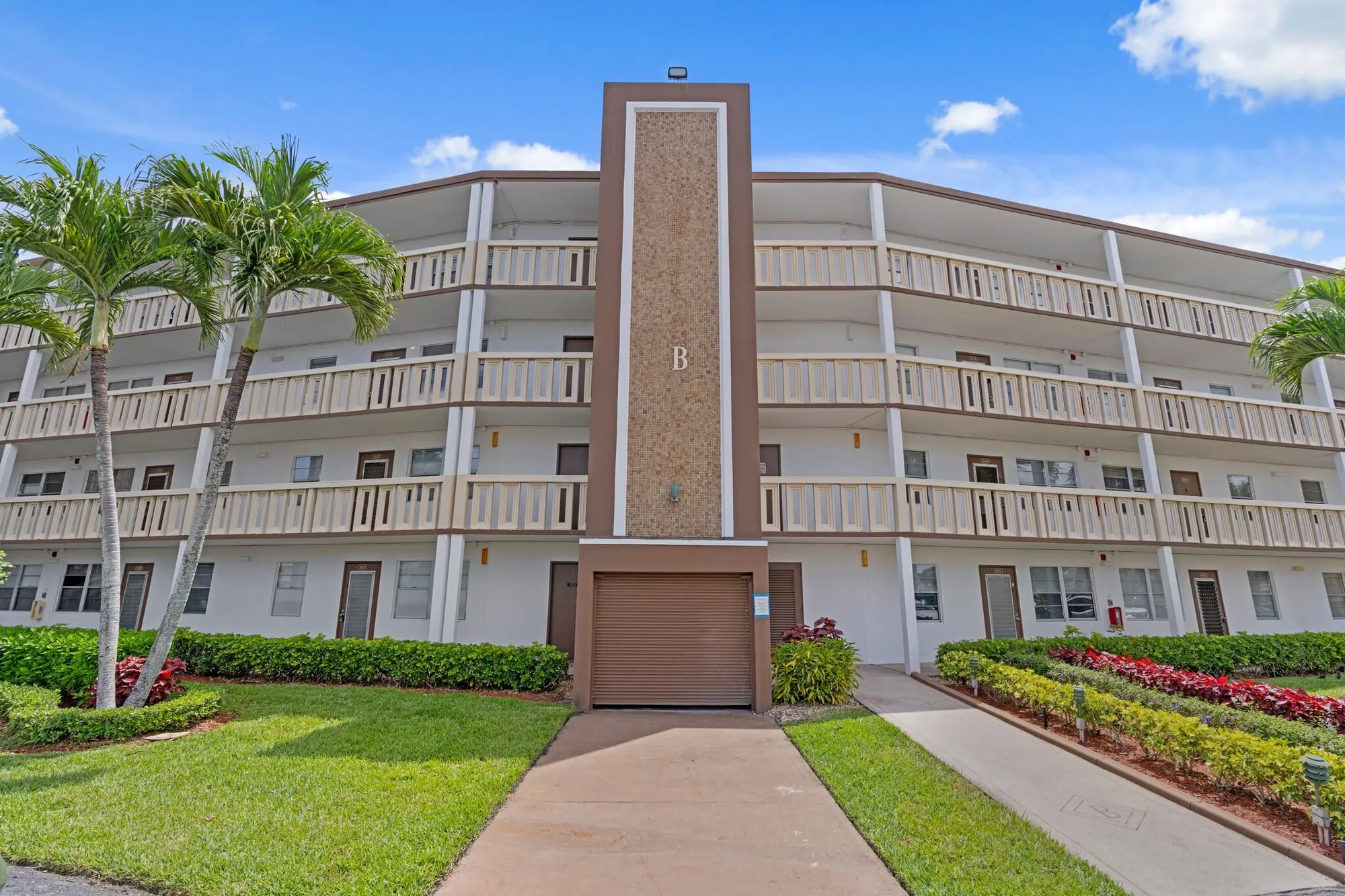 Property Slideshow image 1 of 32 | 2023 guildford b b, Boca Raton, FL, 33434