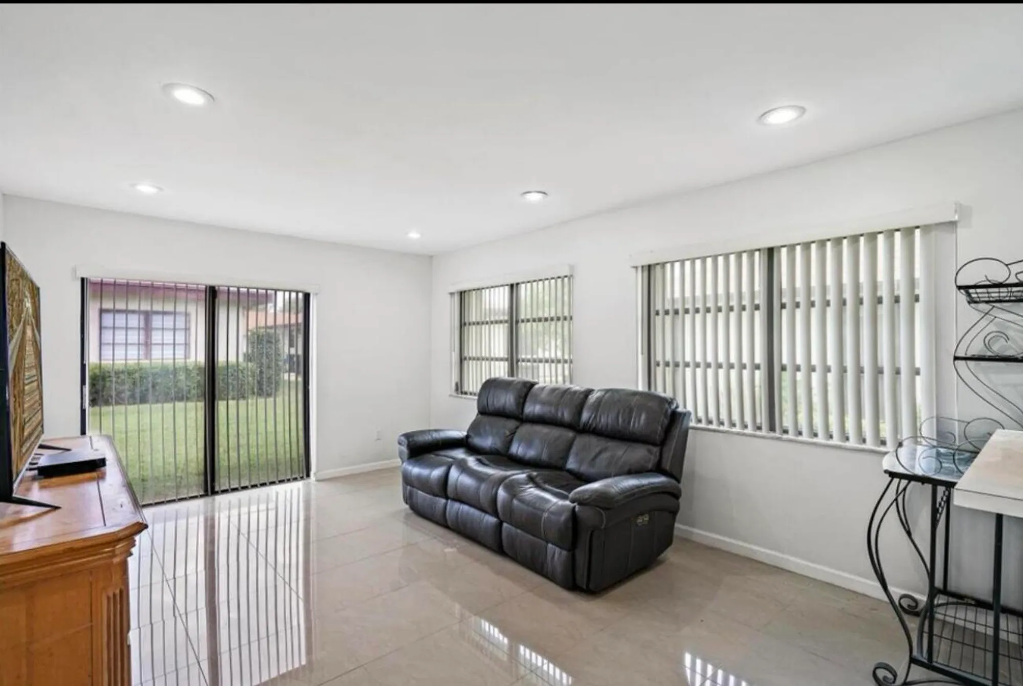 Property Slideshow image 8 of 15 | 6089 glentree ln, Greenacres, FL, 33463