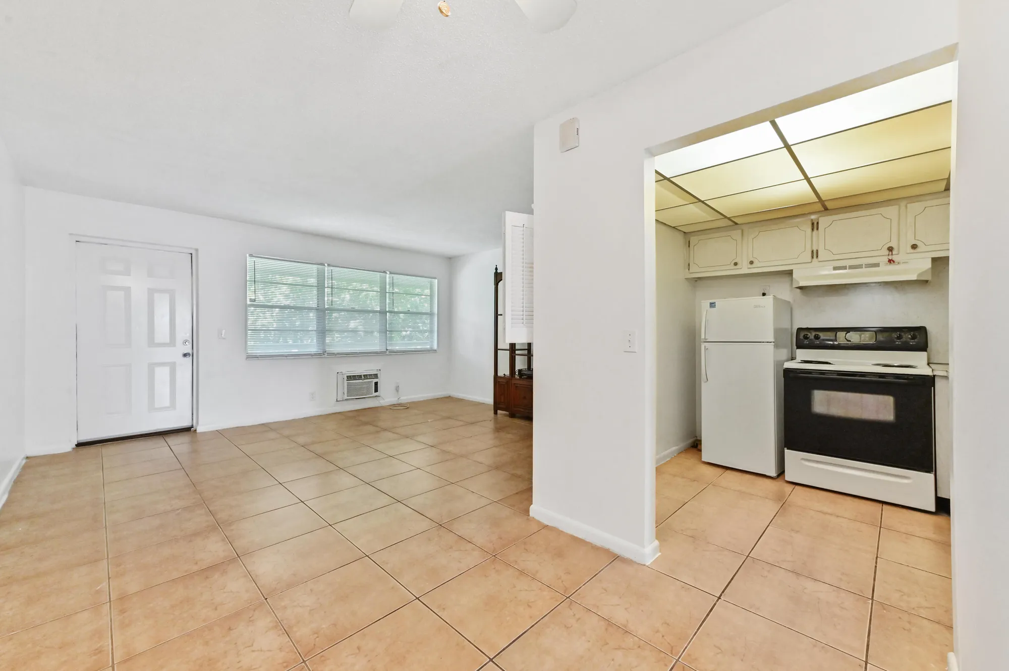 Property Slideshow image 7 of 21 | 111 dorchester e unit e, West Palm Beach, FL, 33417