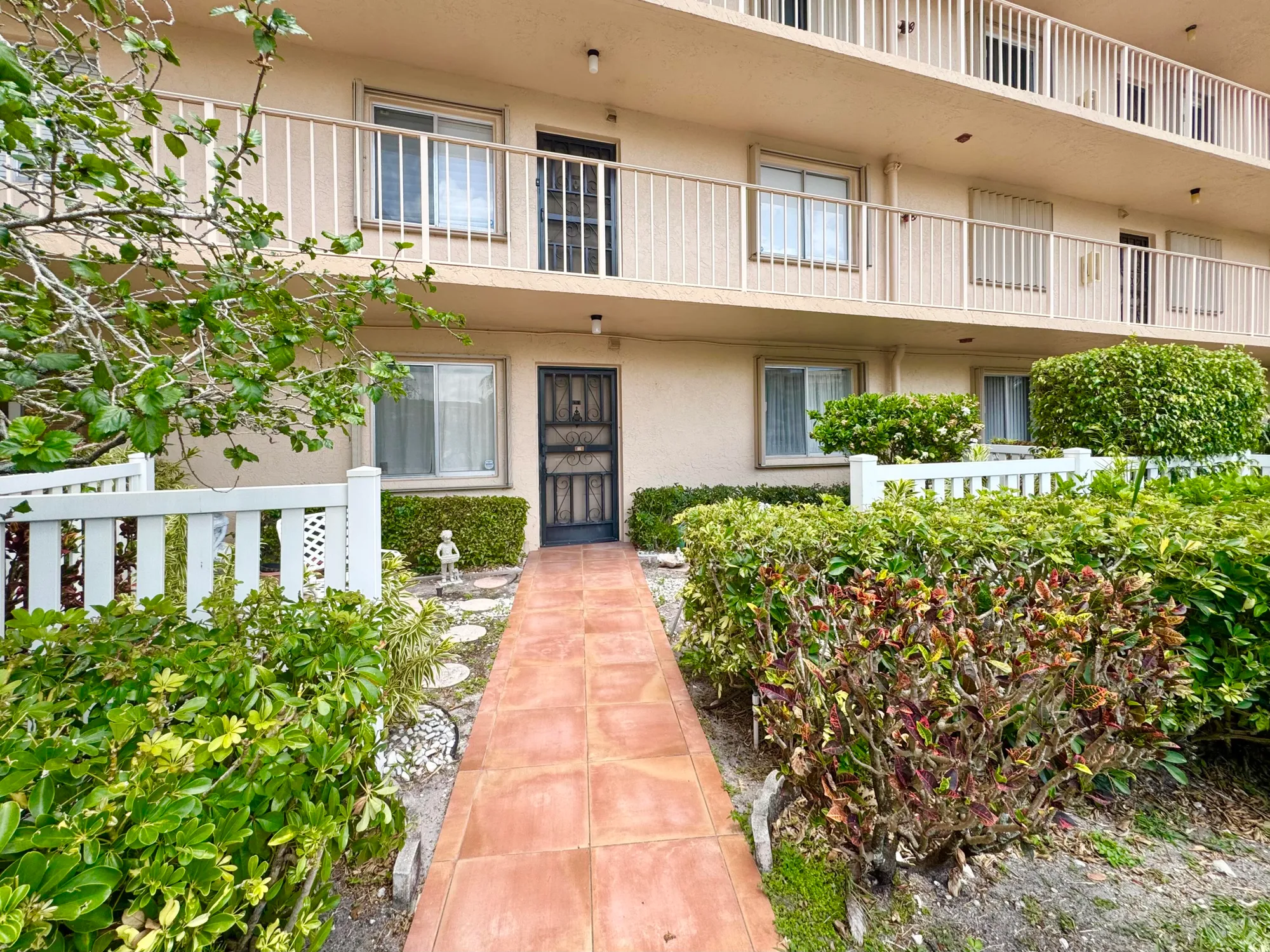 Property Slideshow image 2 of 35 | 7145 huntington ln 102, Delray Beach, FL, 33446