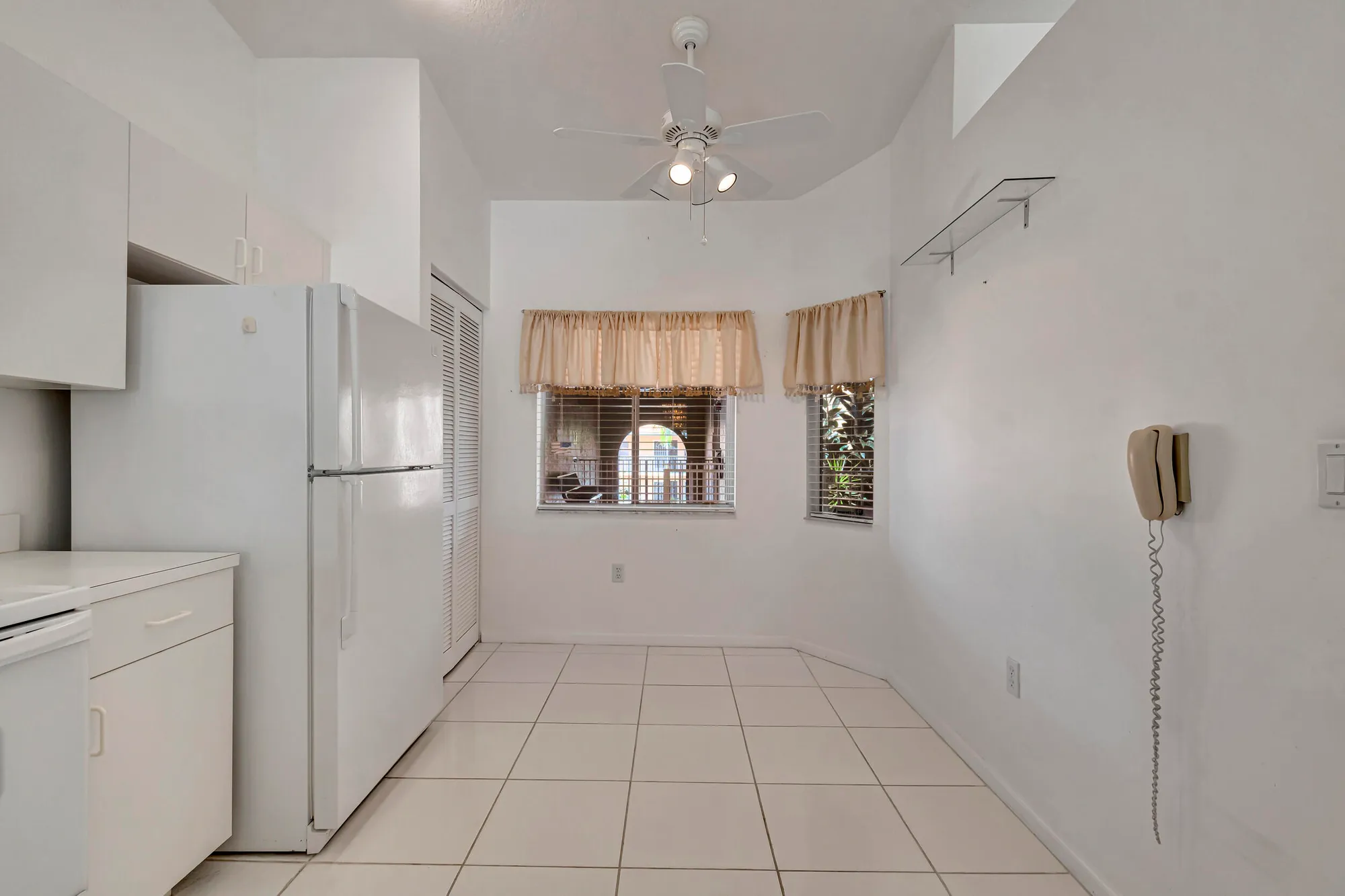 Property Slideshow image 5 of 55 | 5952 regal glen dr 204, Boynton Beach, FL, 33437
