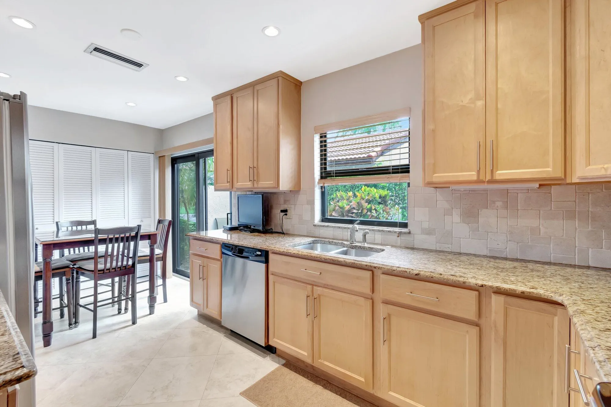 Property Slideshow image 13 of 50 | 8030 eastlake dr # 10b, Boca Raton, FL, 33433