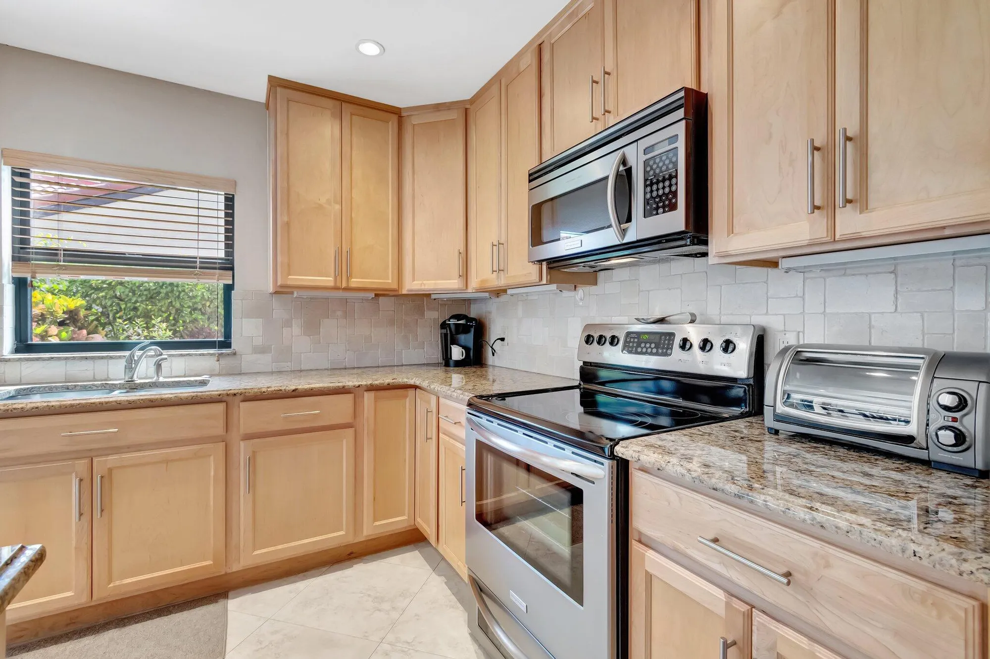 Property Slideshow image 10 of 50 | 8030 eastlake dr # 10b, Boca Raton, FL, 33433