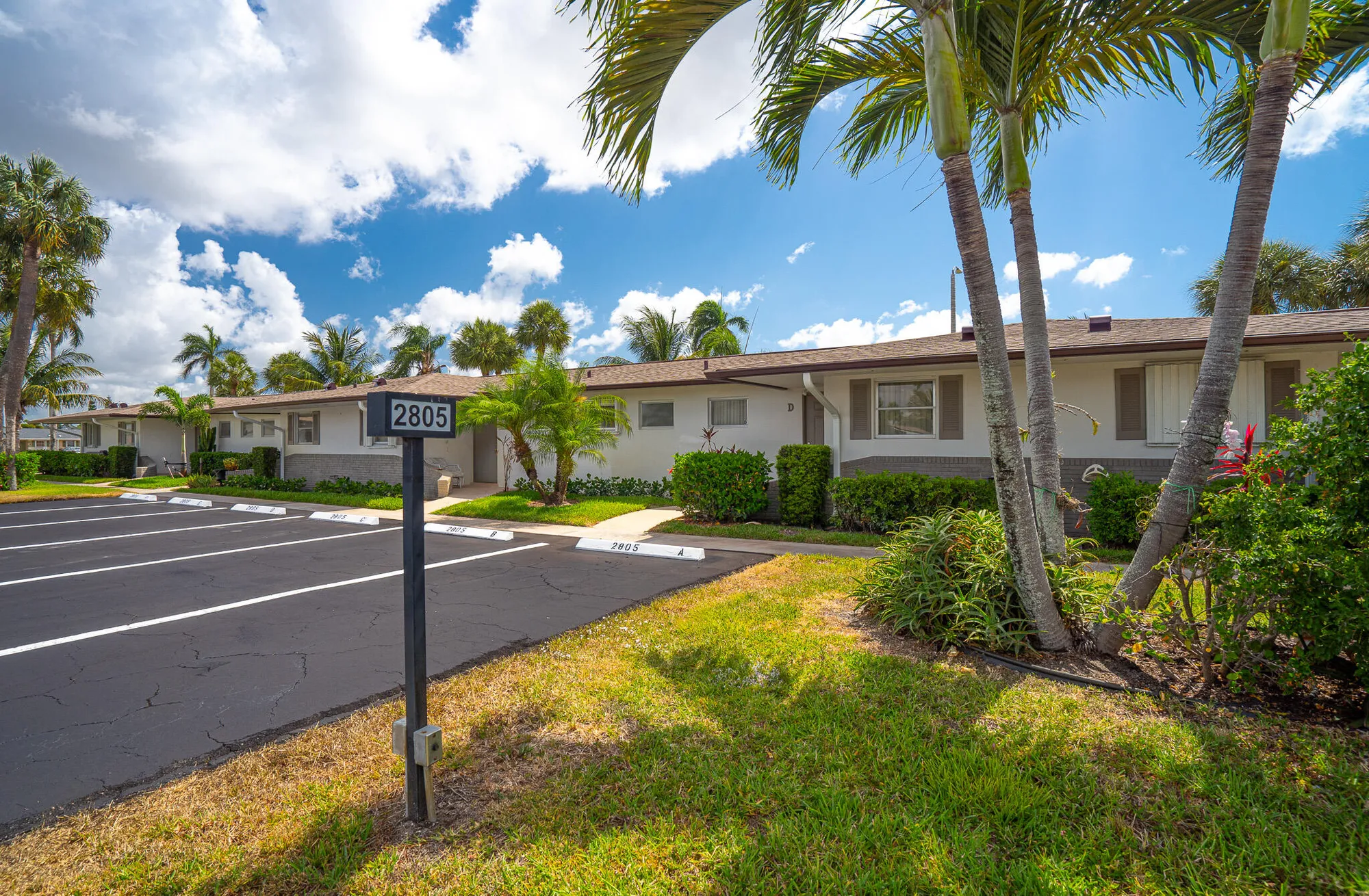 Property Slideshow image 4 of 30 | 2805 crosley dr h, West Palm Beach, FL, 33415