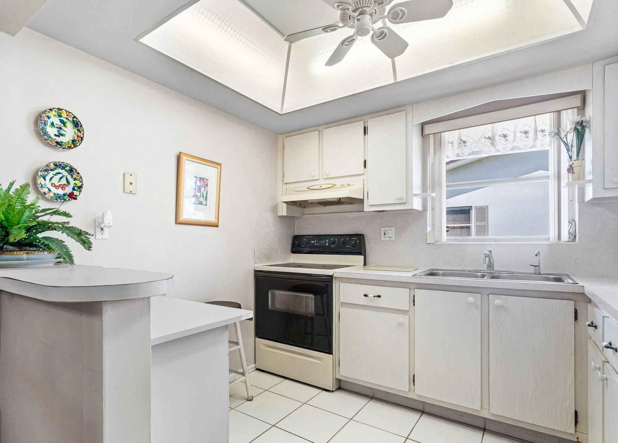 Property Slideshow image 7 of 30 | 2805 crosley dr h, West Palm Beach, FL, 33415