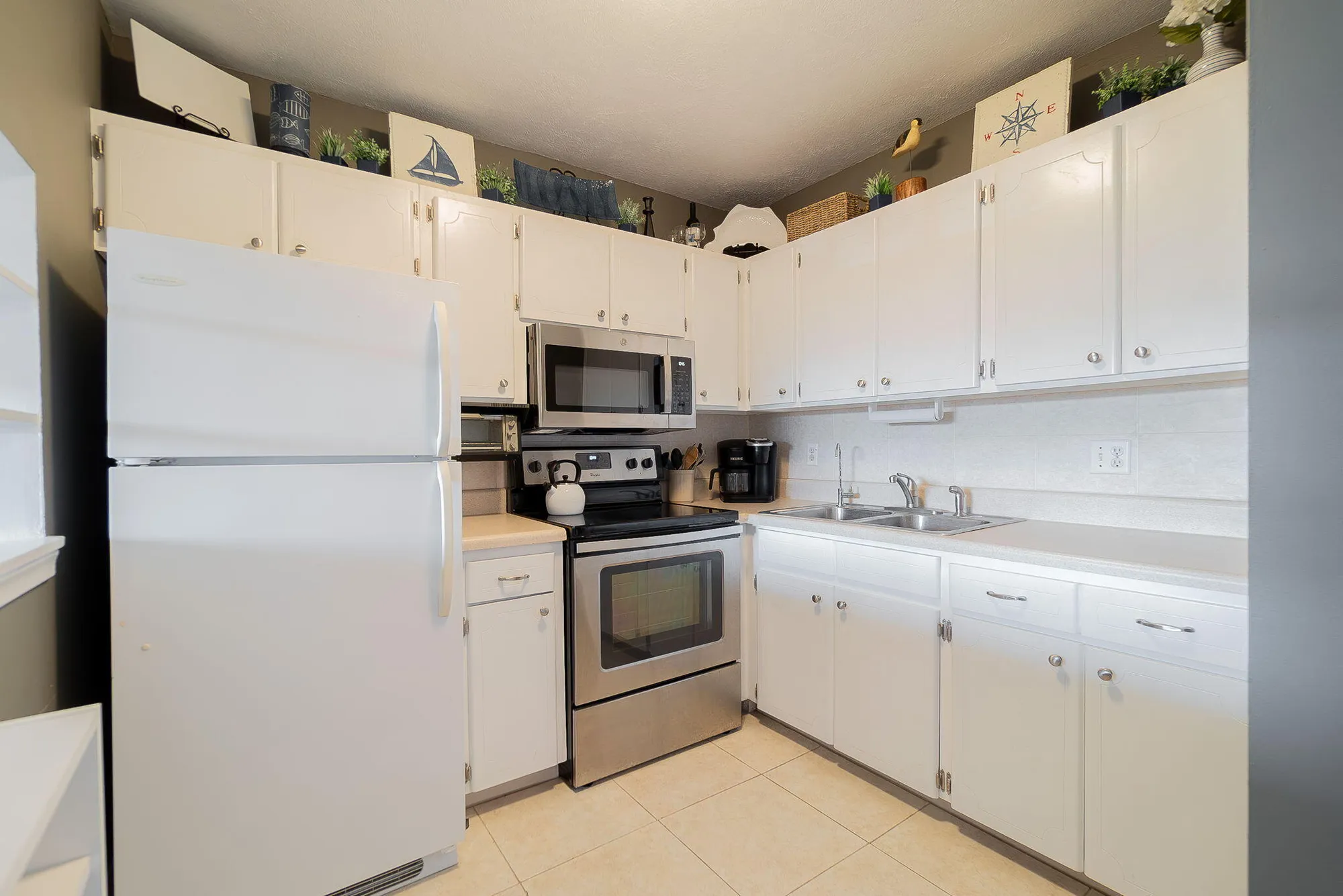 Property Slideshow image 8 of 24 | 3160 lake osborne dr 211, Lake Worth Beach, FL, 33461