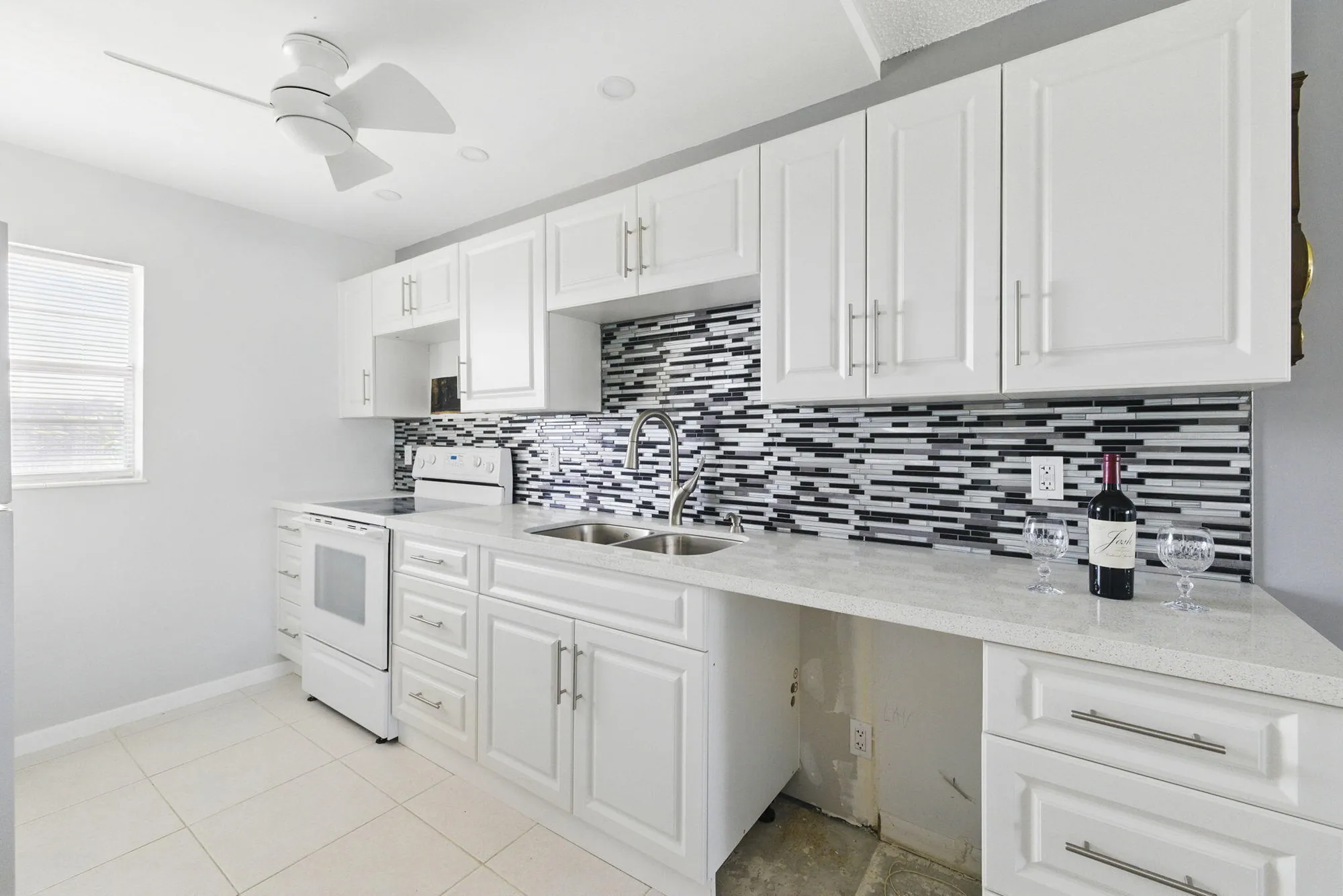 Property Slideshow image 2 of 67 | 2951 nw 46th ave 407, Lauderdale Lakes, FL, 33313