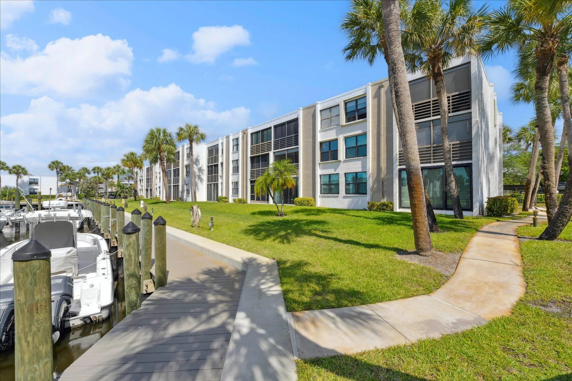 Property Slideshow image 4 of 30 | 1950 sw palm city rd apt 6202, Stuart, FL, 34994