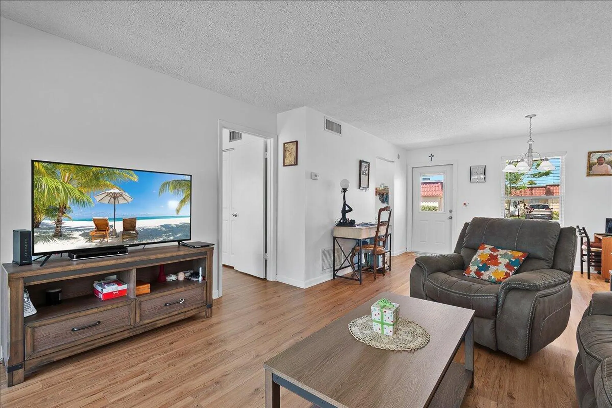 Property Slideshow image 24 of 28 | 884 worcester ln, Lake Worth, FL, 33467