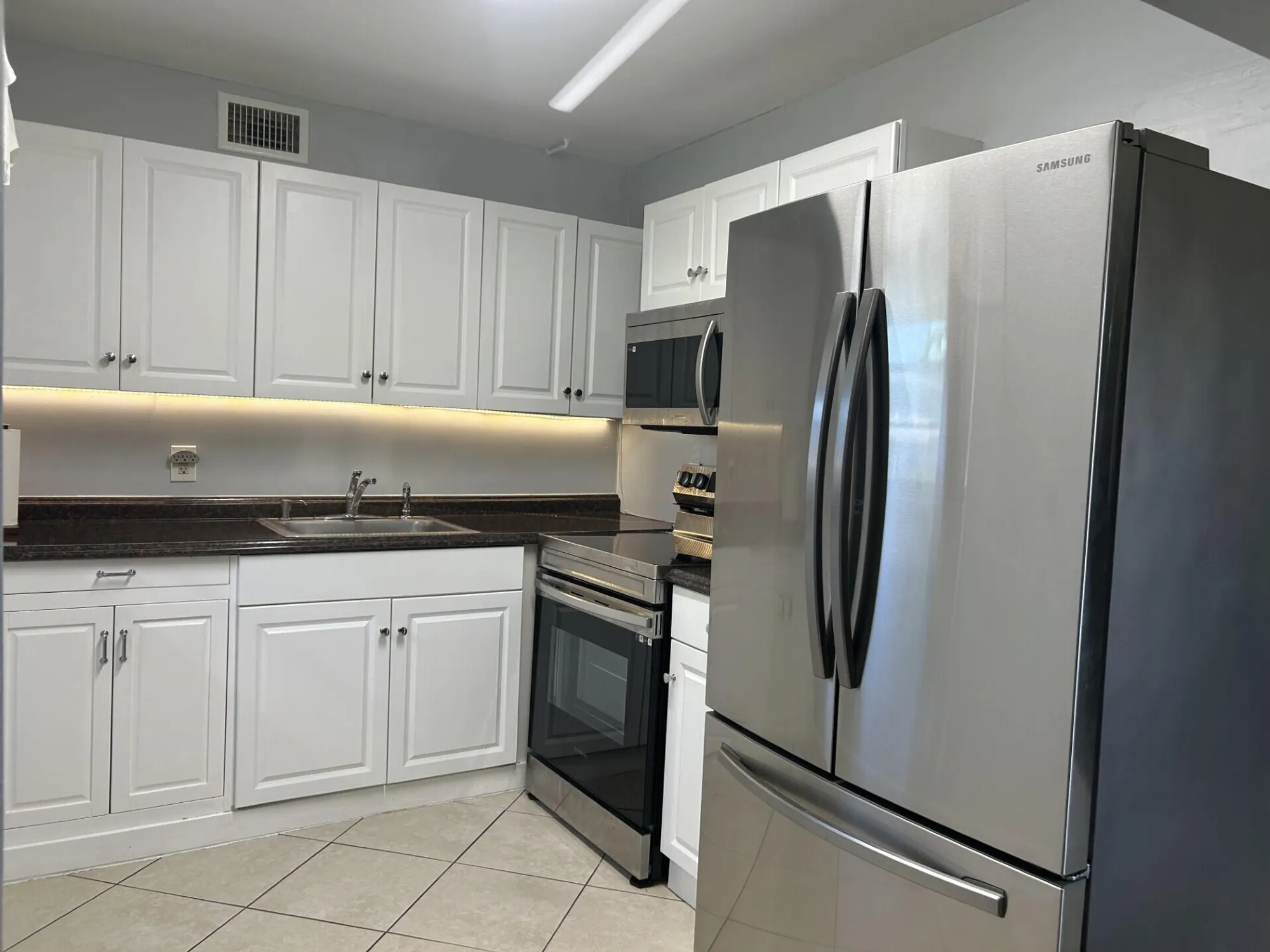 Property Slideshow image 2 of 21 | 105 sheffield e unit e, West Palm Beach, FL, 33417