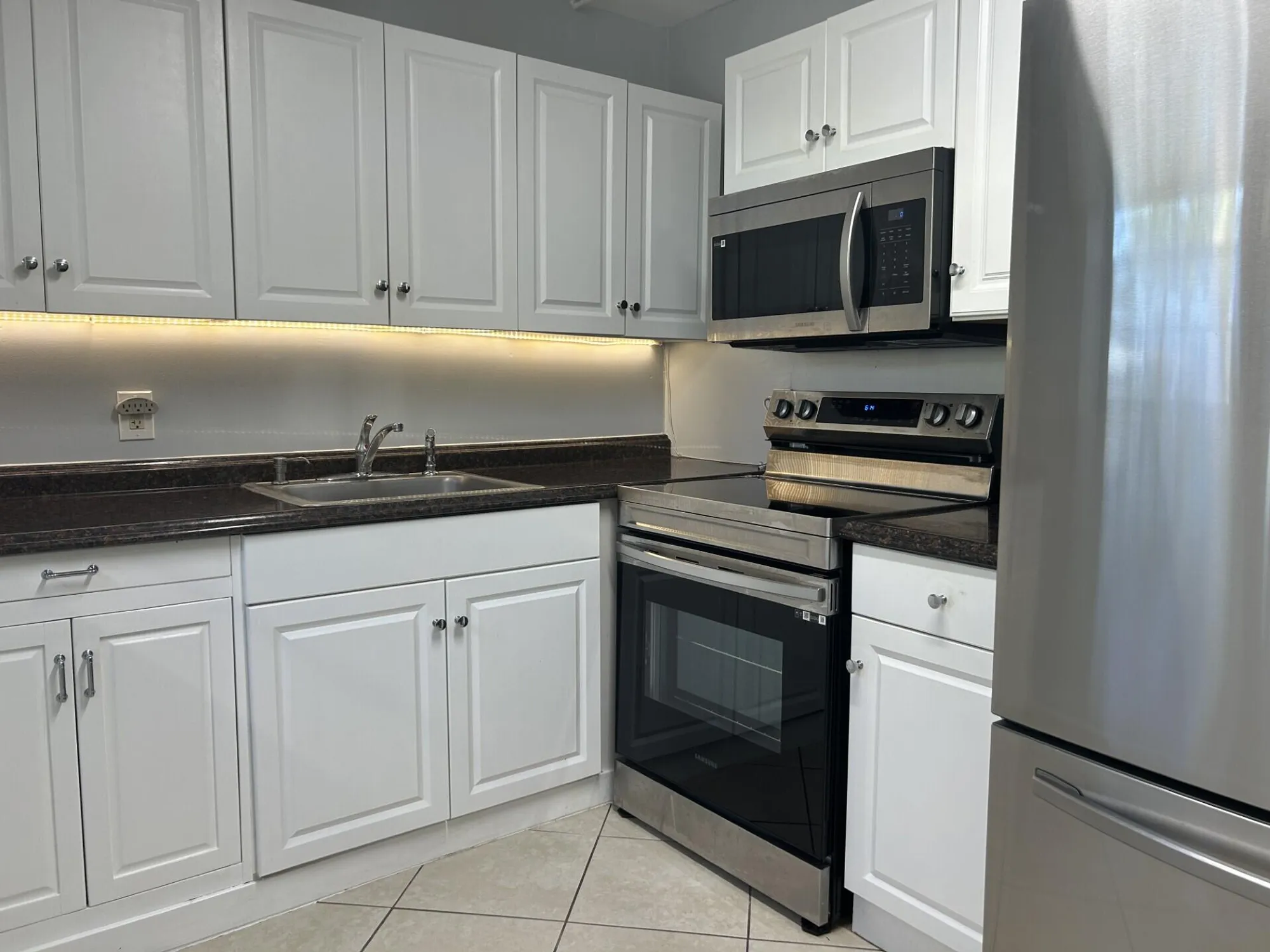 Property Slideshow image 6 of 21 | 105 sheffield e unit e, West Palm Beach, FL, 33417