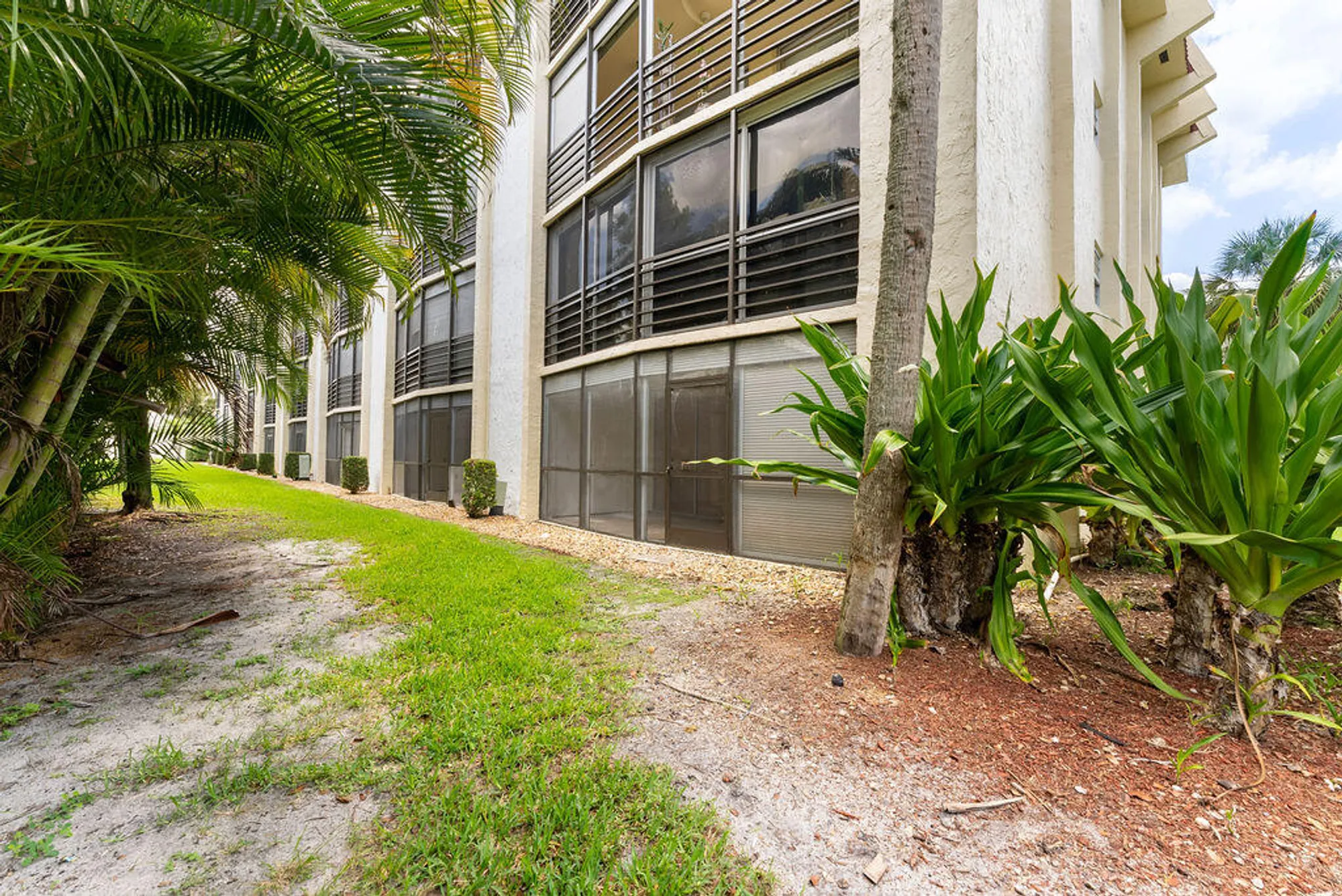 Property Slideshow image 26 of 32 | 23247 barwood ln 101, Boca Raton, FL, 33428
