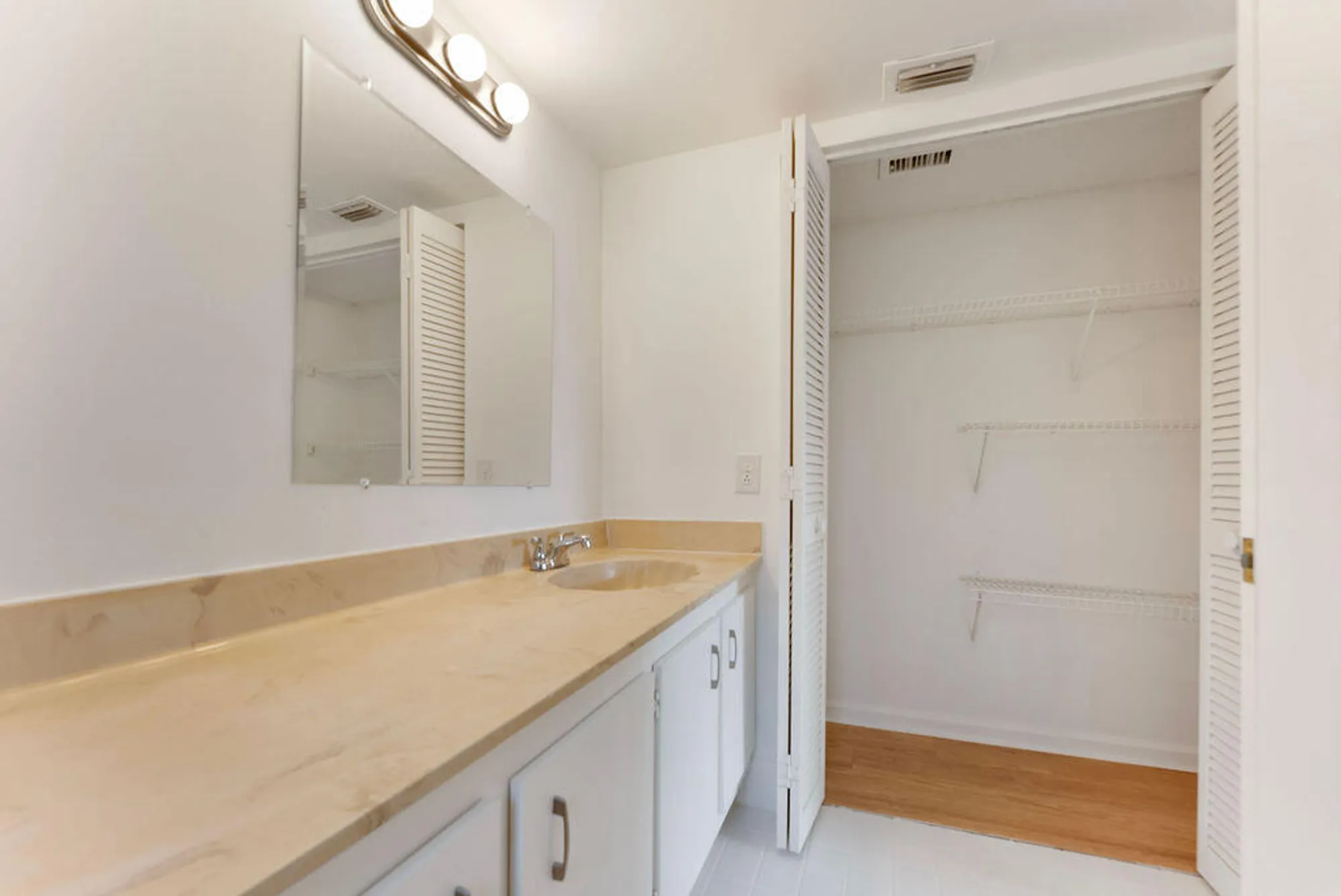 Property Slideshow image 13 of 32 | 23247 barwood ln 101, Boca Raton, FL, 33428