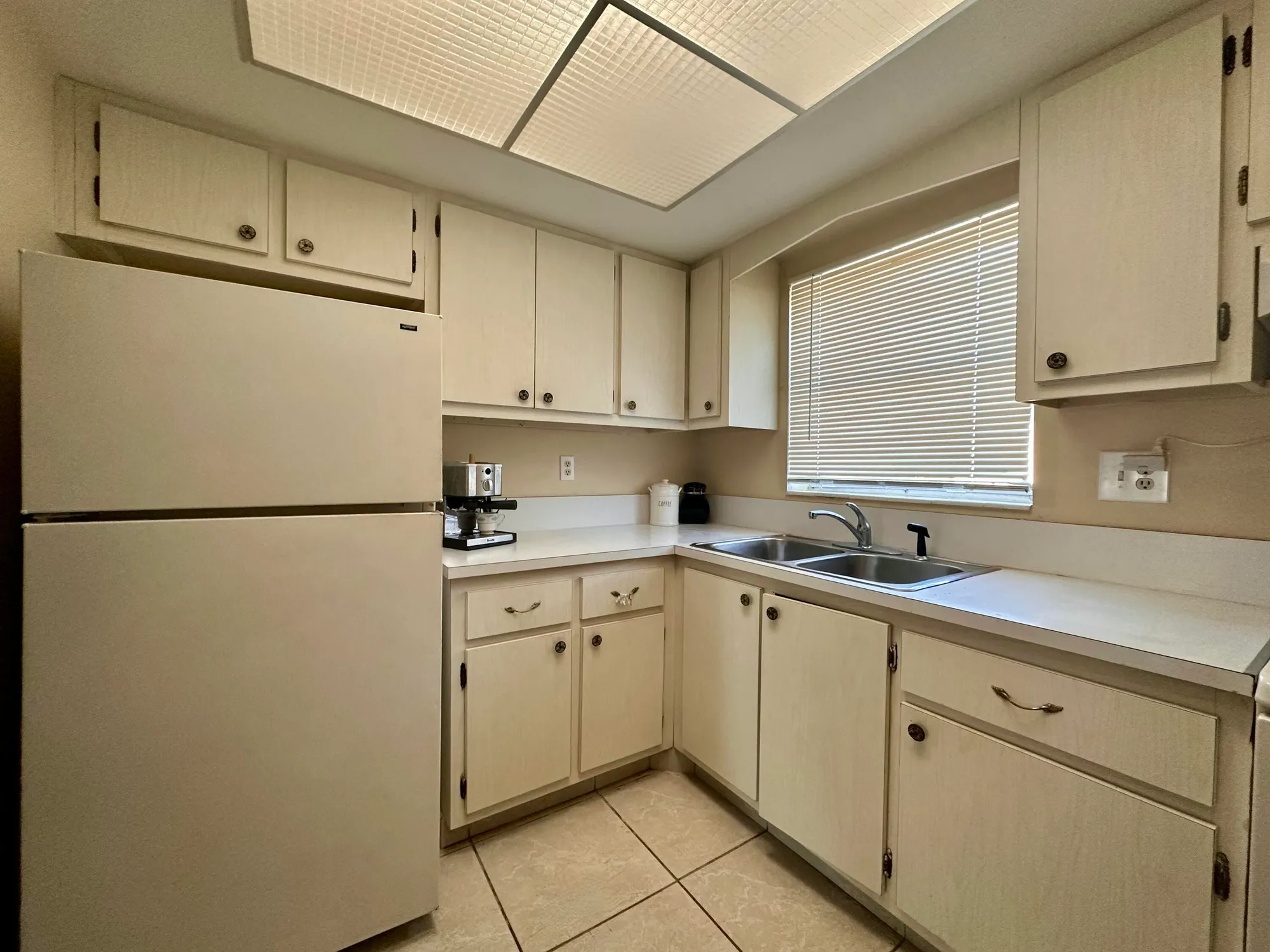 Property Slideshow image 4 of 16 | 2842 crosley dr b, West Palm Beach, FL, 33415