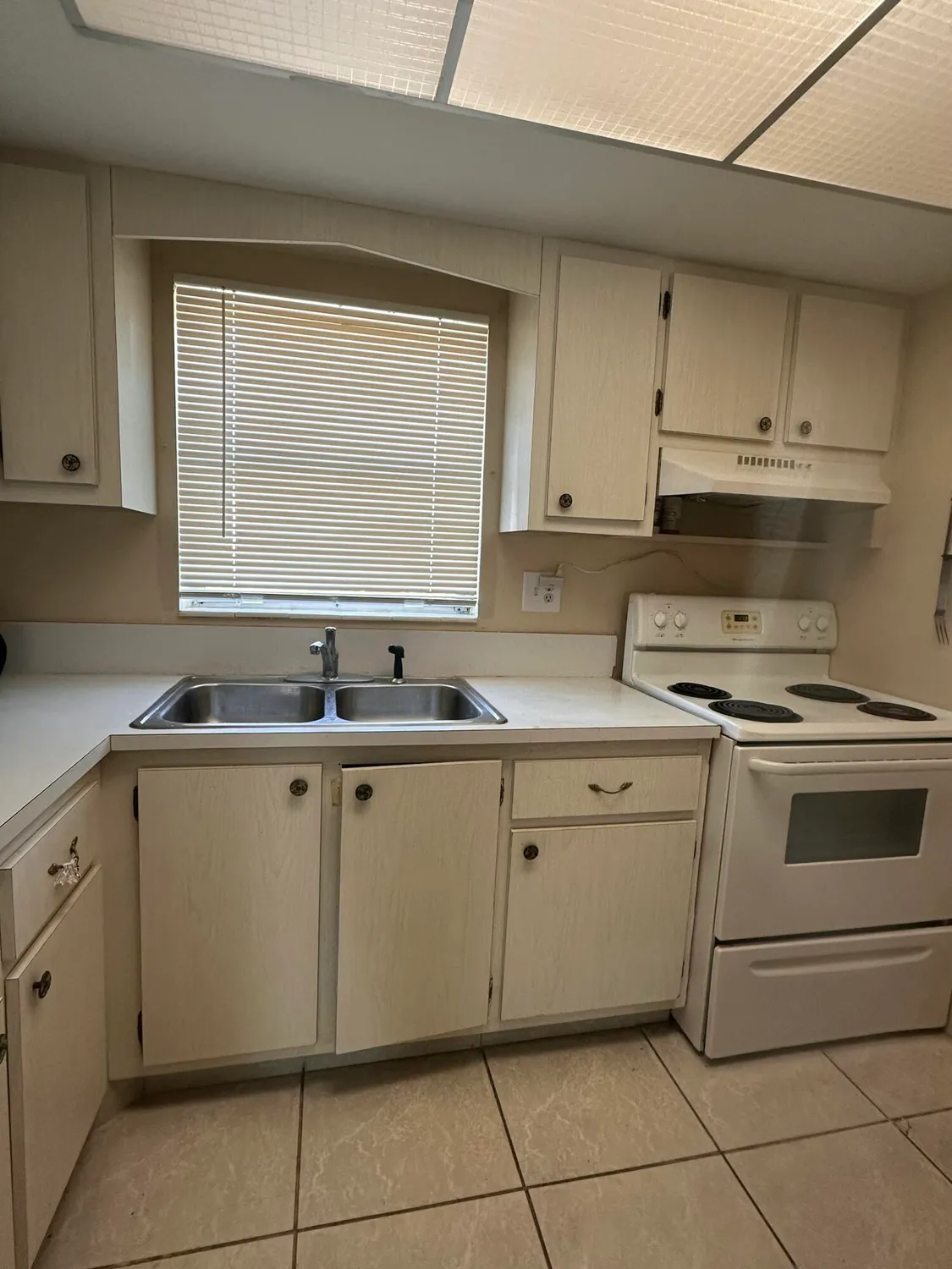 Property Slideshow image 5 of 16 | 2842 crosley dr b, West Palm Beach, FL, 33415