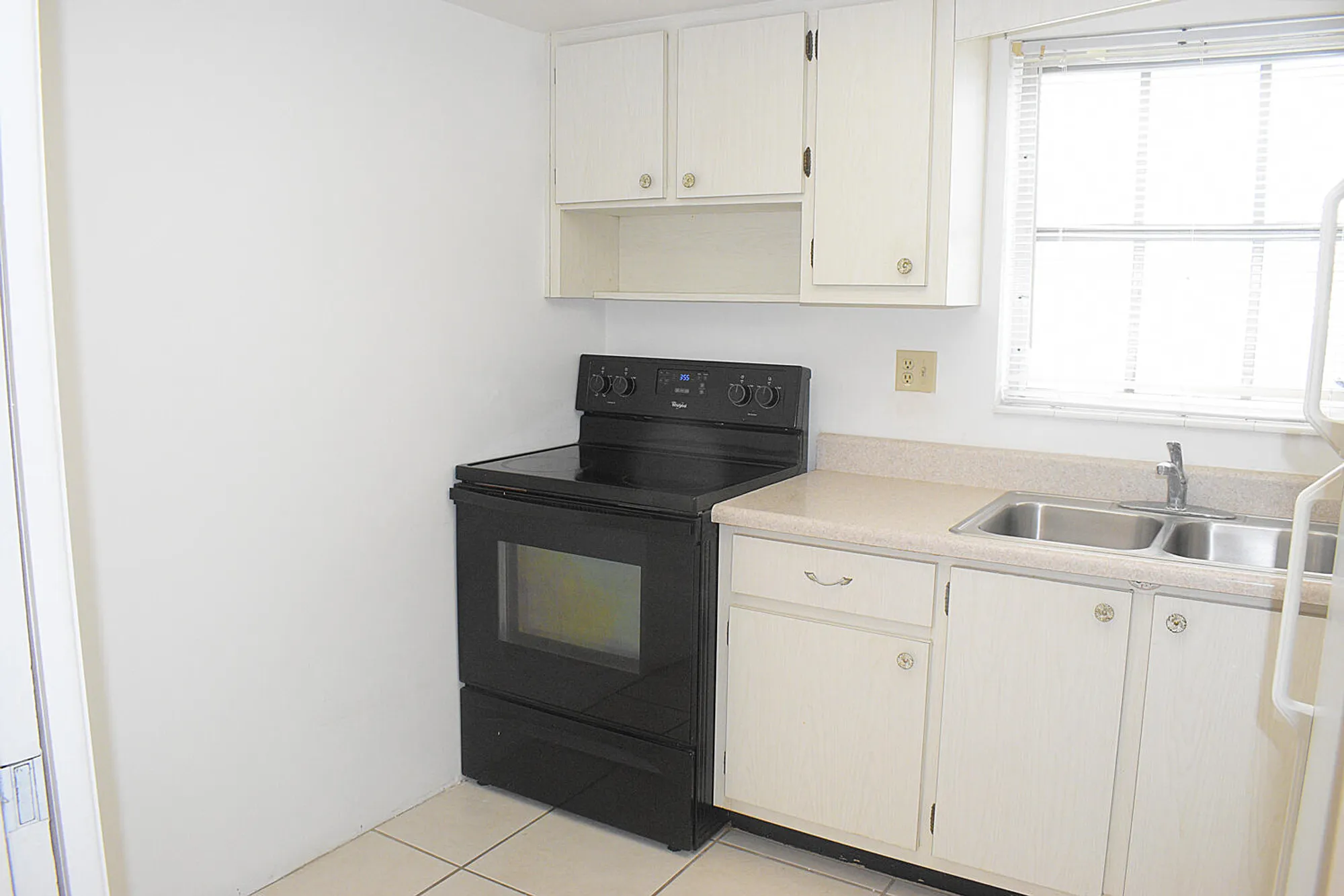 Property Slideshow image 6 of 33 | 2930 crosley dr g, West Palm Beach, FL, 33415