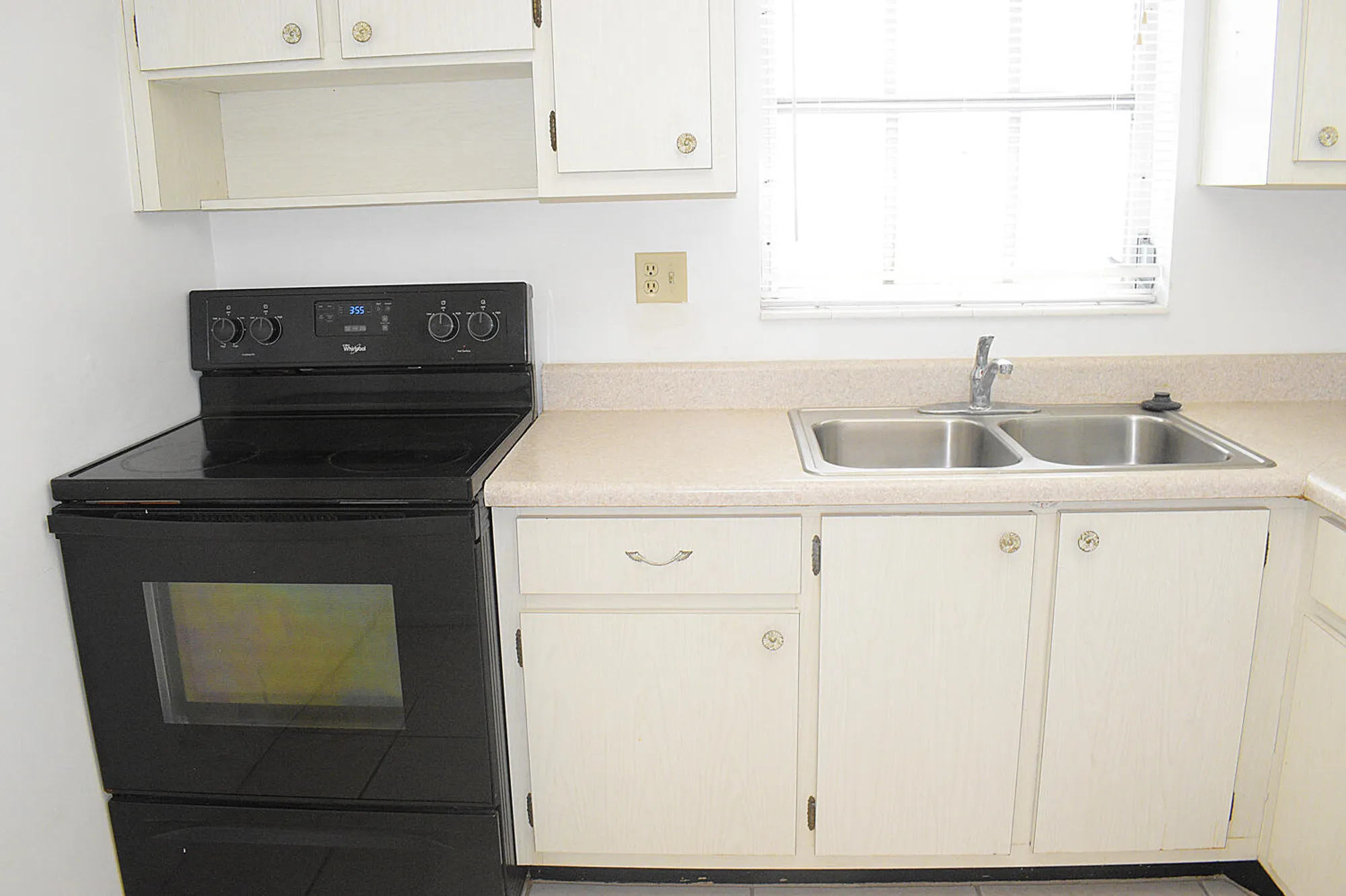 Property Slideshow image 7 of 33 | 2930 crosley dr g, West Palm Beach, FL, 33415