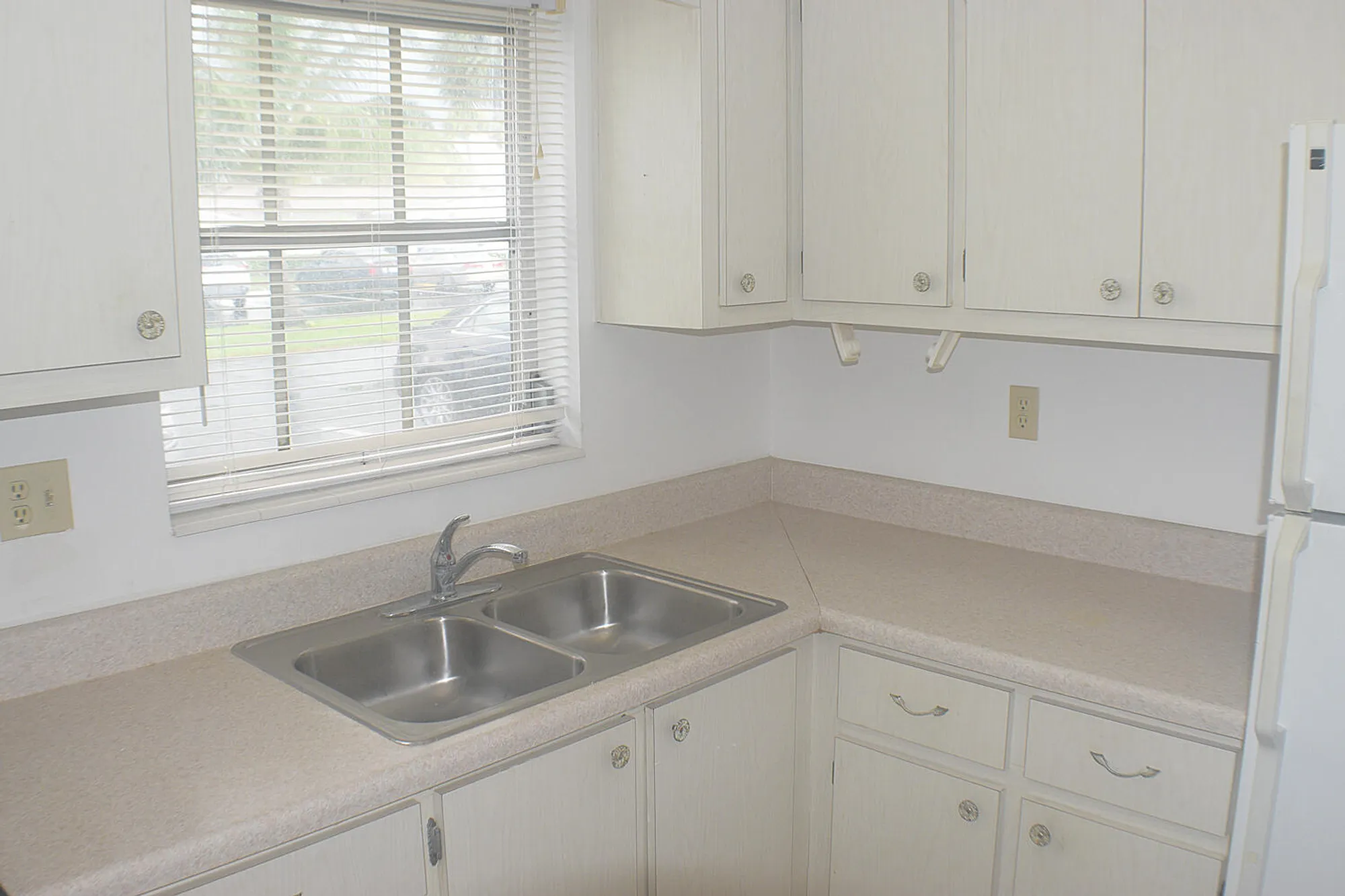 Property Slideshow image 8 of 33 | 2930 crosley dr g, West Palm Beach, FL, 33415