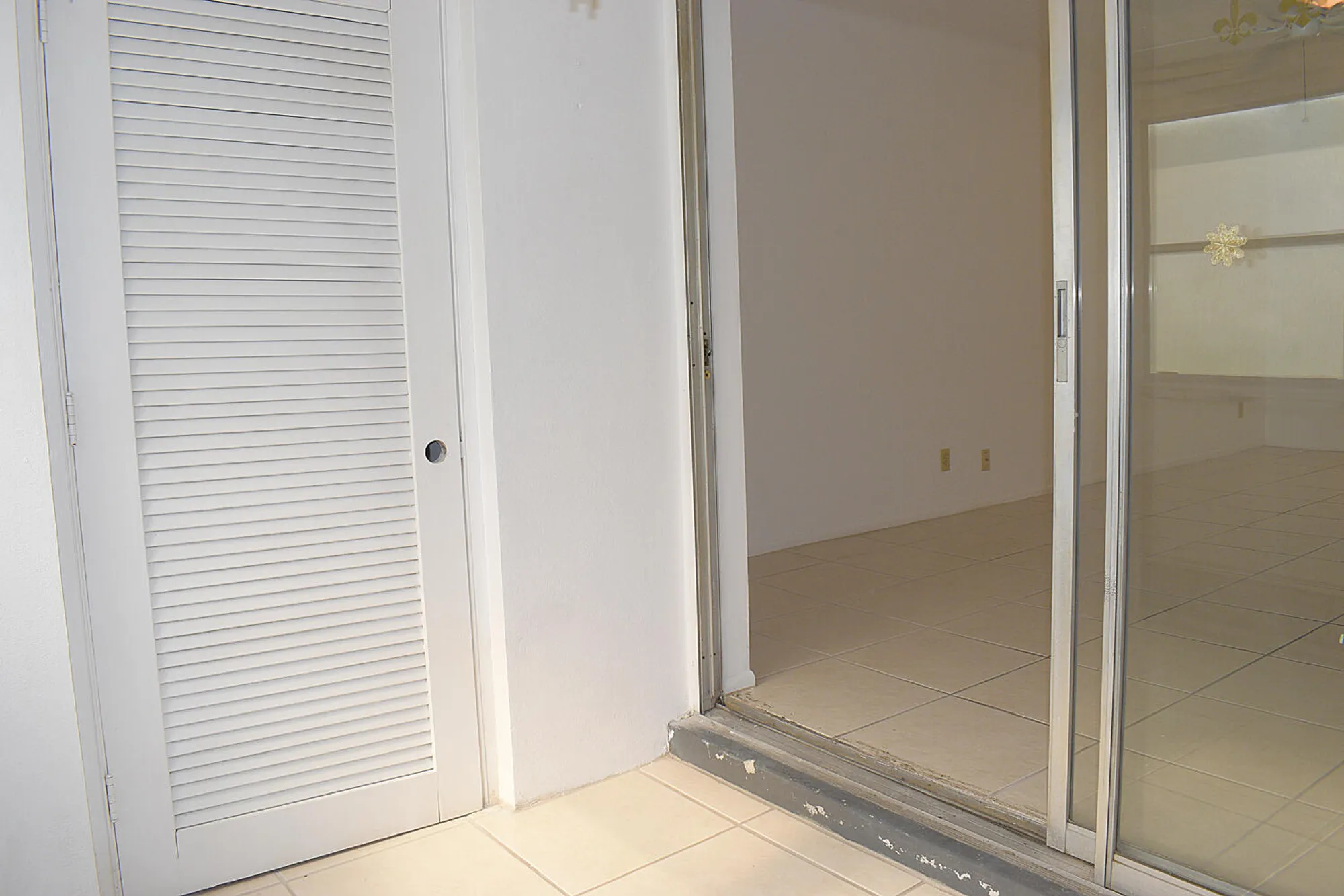 Property Slideshow image 10 of 33 | 2930 crosley dr g, West Palm Beach, FL, 33415