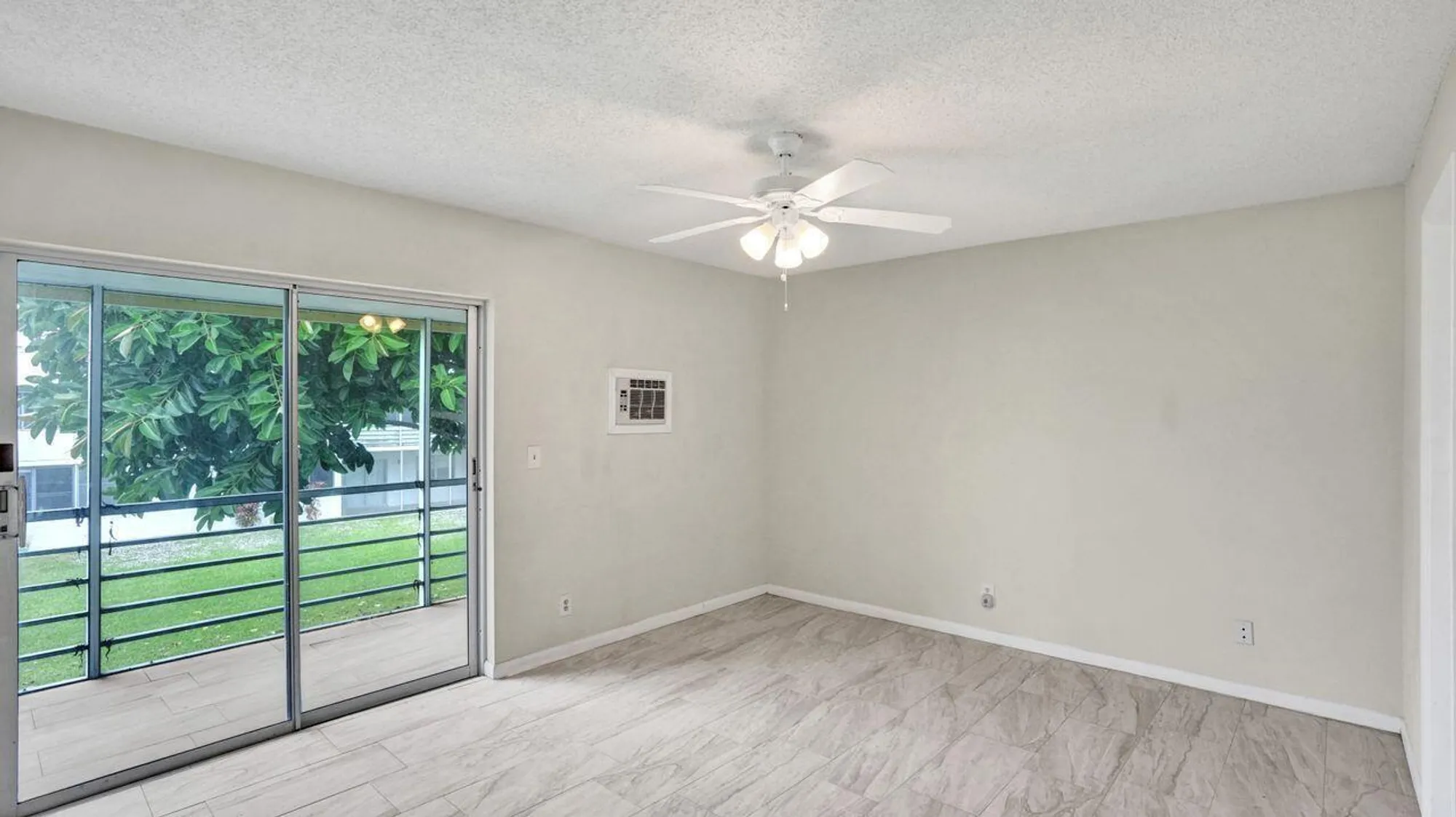 Property Slideshow image 5 of 18 | 118 sheffield e unit e, West Palm Beach, FL, 33417
