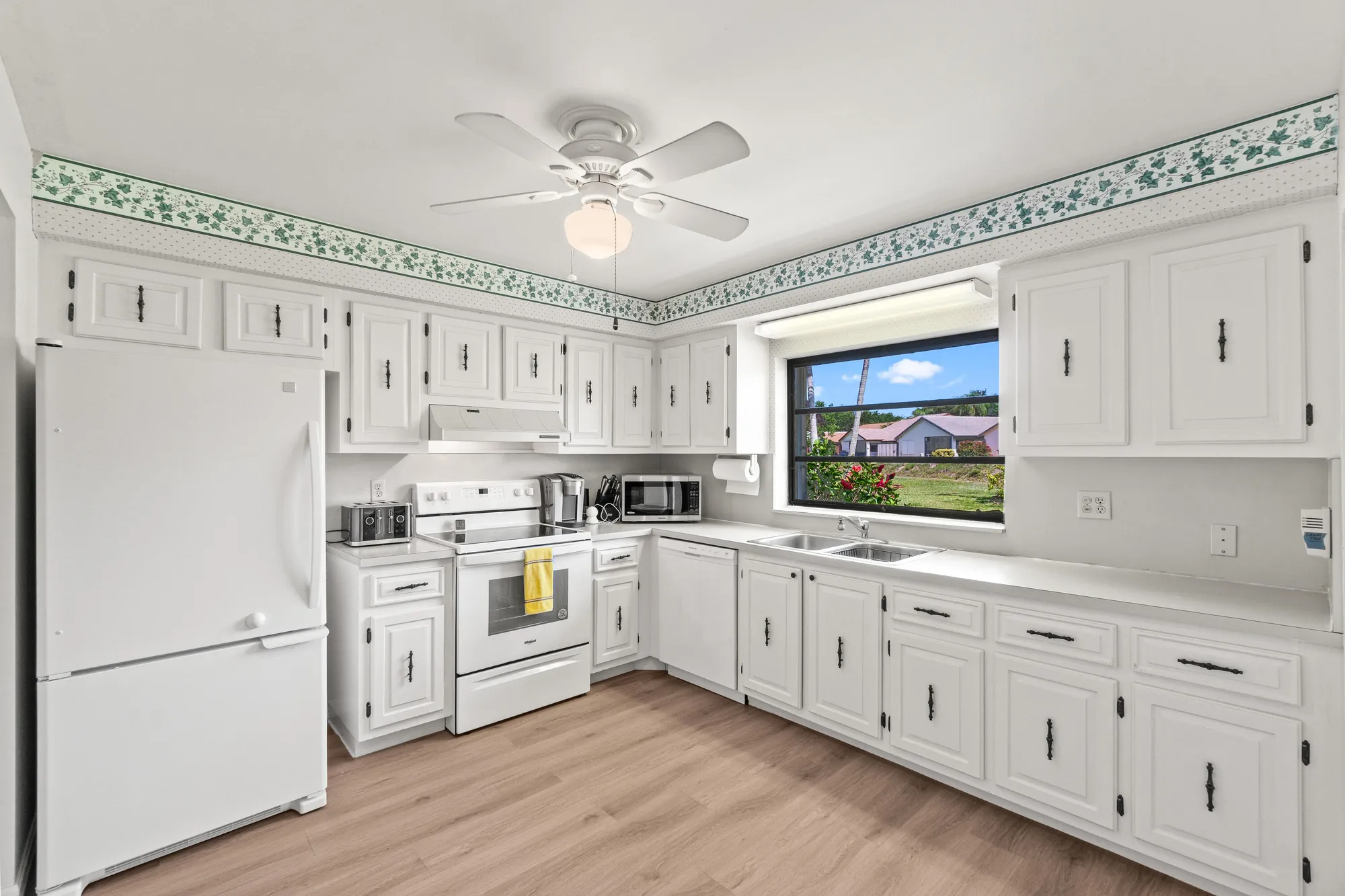 Property Slideshow image 10 of 28 | 4858 equestrian rd b, Boynton Beach, FL, 33436