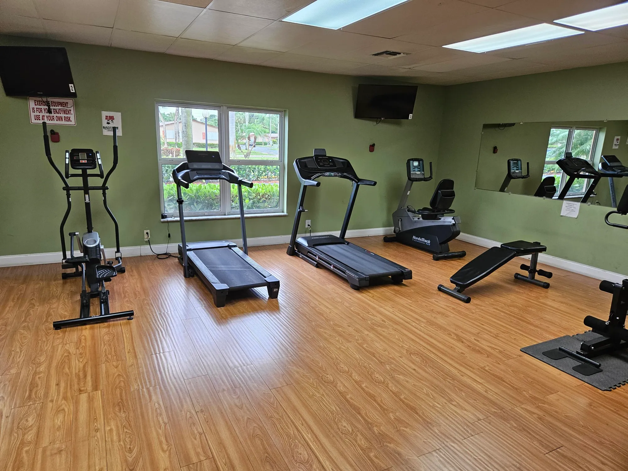 Property Slideshow image 8 of 34 | 2941 crosley dr e, West Palm Beach, FL, 33415