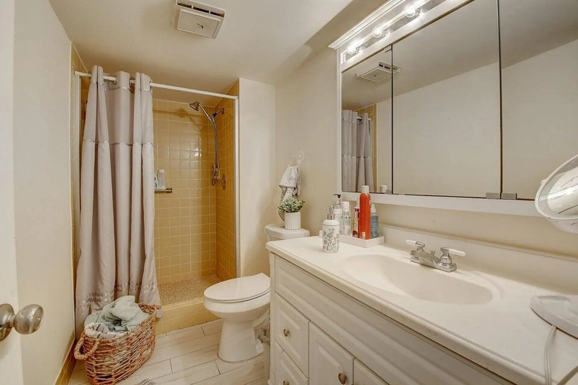 Property Slideshow image 12 of 32 | 14723 cumberland dr apt 406, Delray Beach, FL, 33446