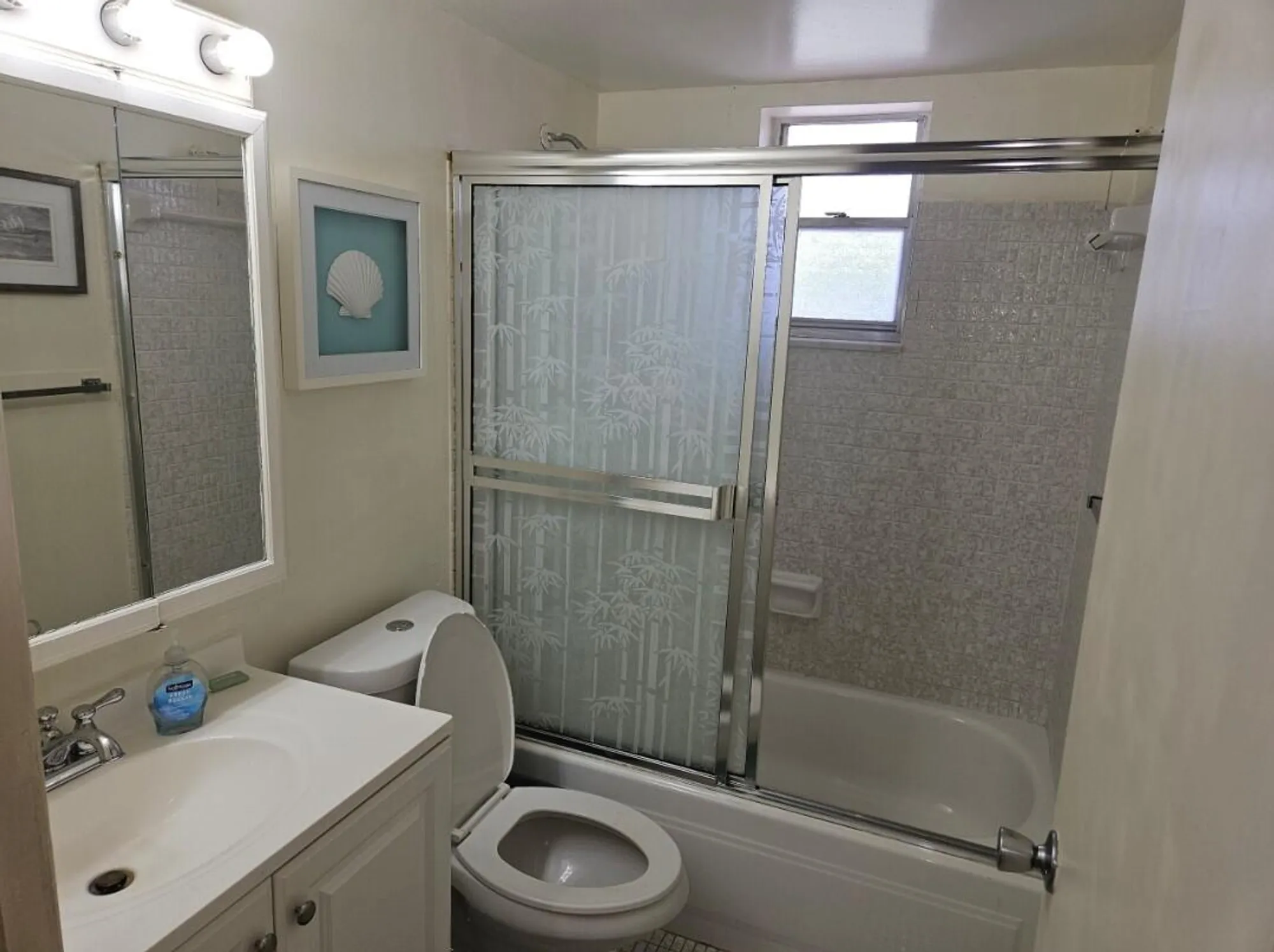 Property Slideshow image 5 of 14 | 2581 n garden 202 dr 202, Lake Worth, FL, 33461